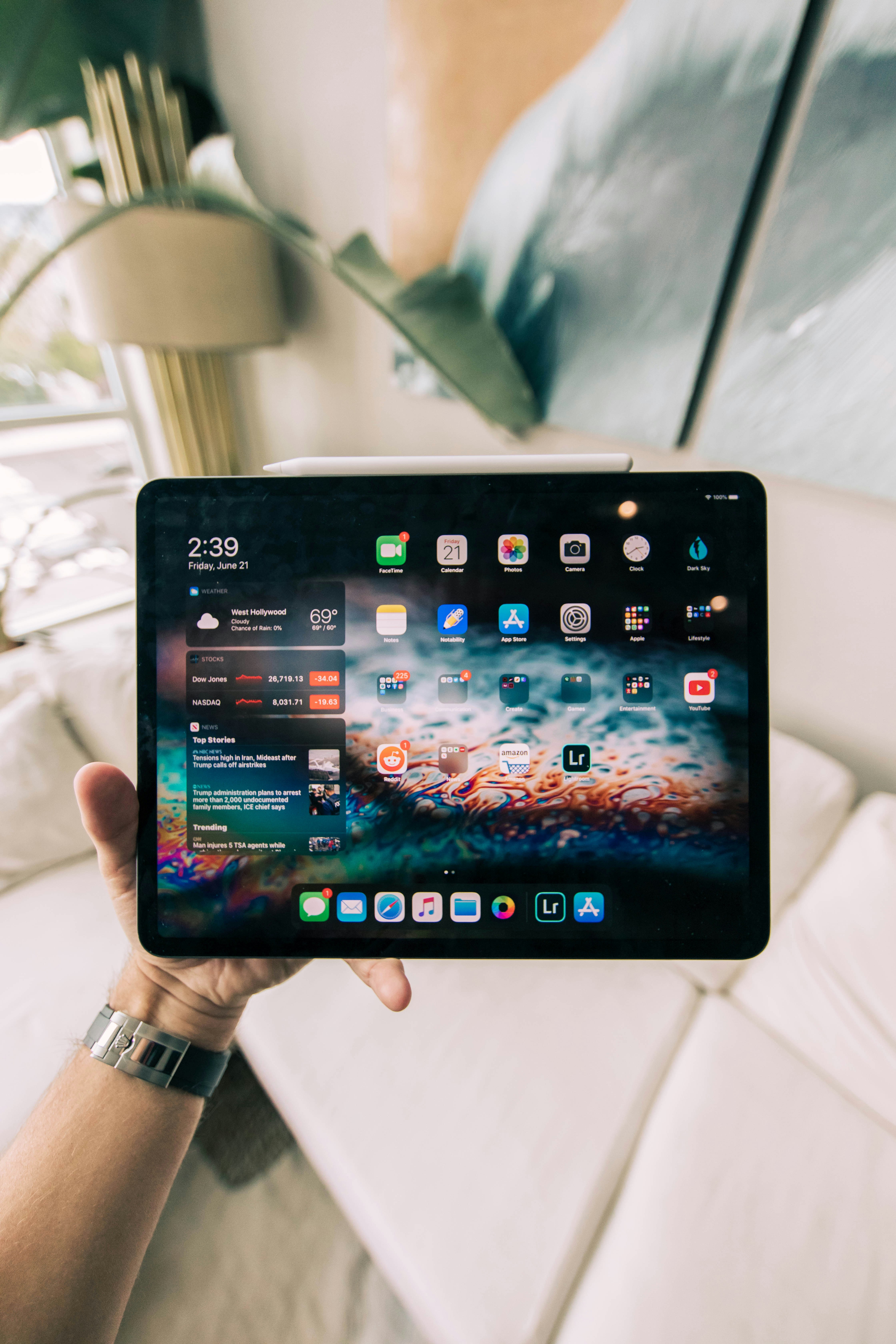 Eine Person hält ein iPad | Quelle: Unsplash