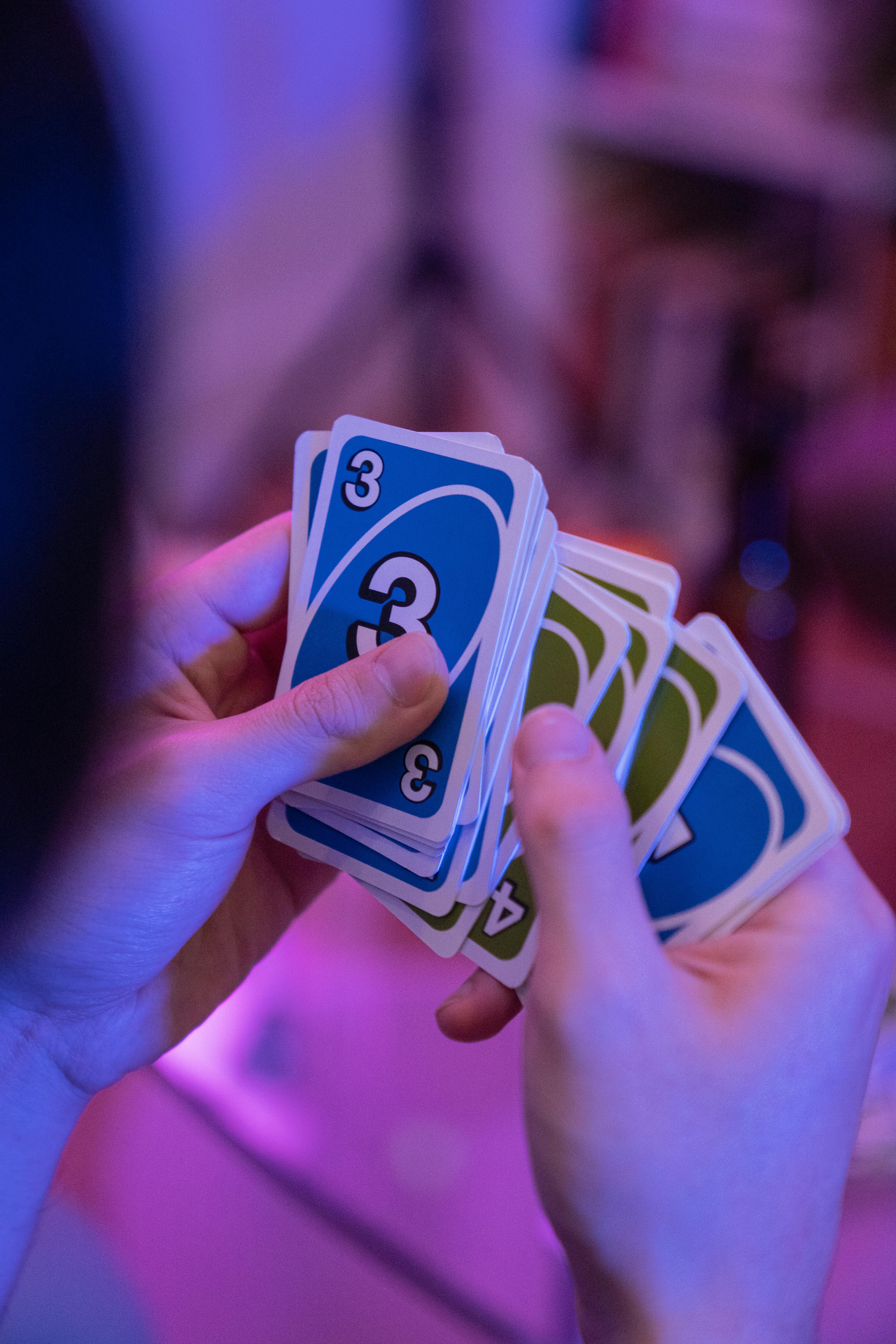 Eine Person mit Uno-Karten | Quelle: Pexels