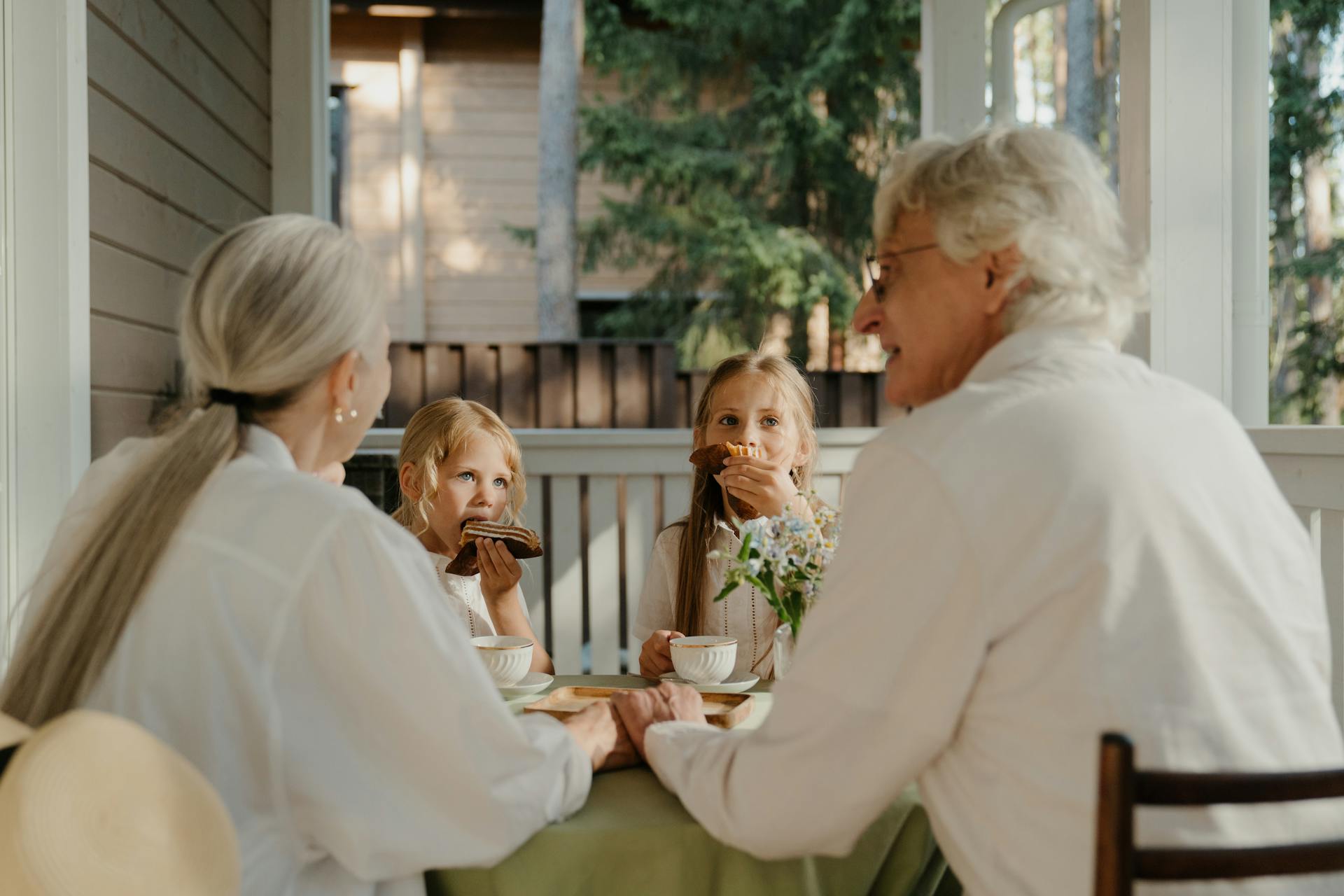 Ein älteres Paar beim Essen mit zwei Kindern | Quelle: Pexels