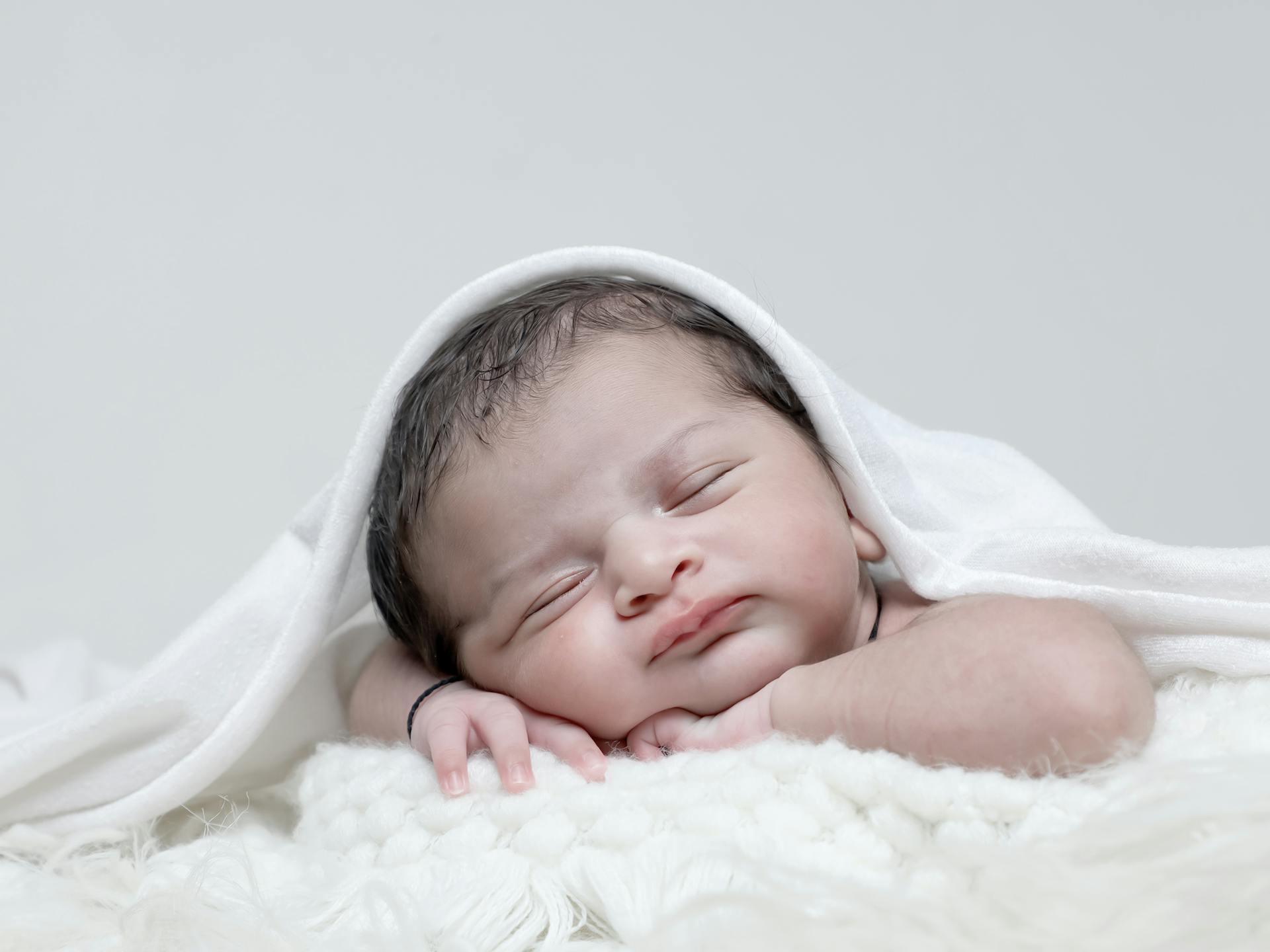Ein neugeborenes Baby | Quelle: Midjourney