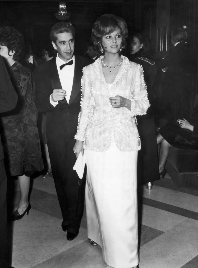 Am 14. März 1970 kam die Schauspielerin Claudia Cardinale mit ihrem Ehemann Franco Cristaldi zur Premiere des Films Les Fleurs Du Soleil mit ihrer Landsfrau Sophia Loren in der Oper von Rom an. | Quelle: Getty Images