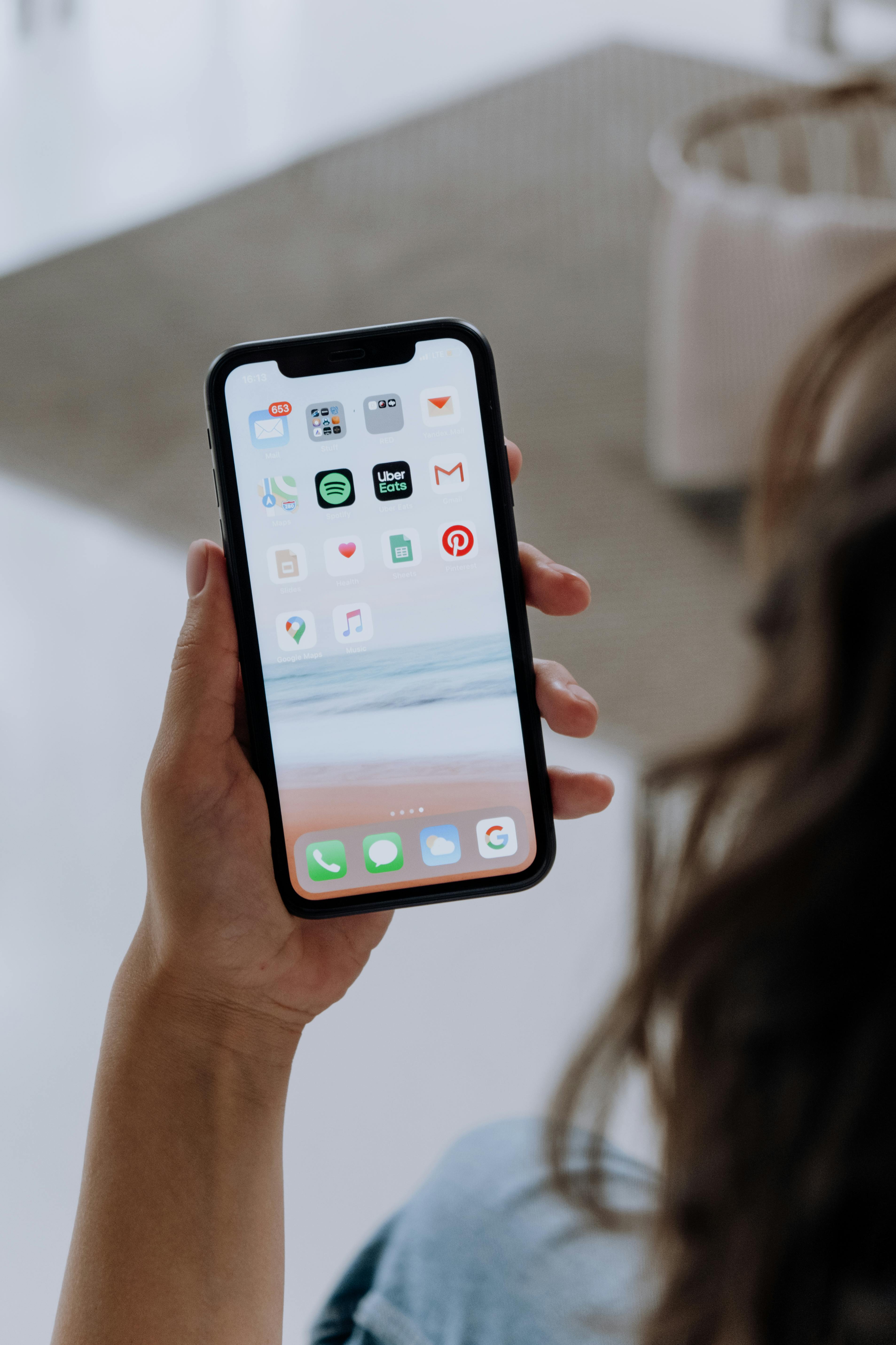 Eine Frau geht ein Telefon durch | Quelle: Pexels