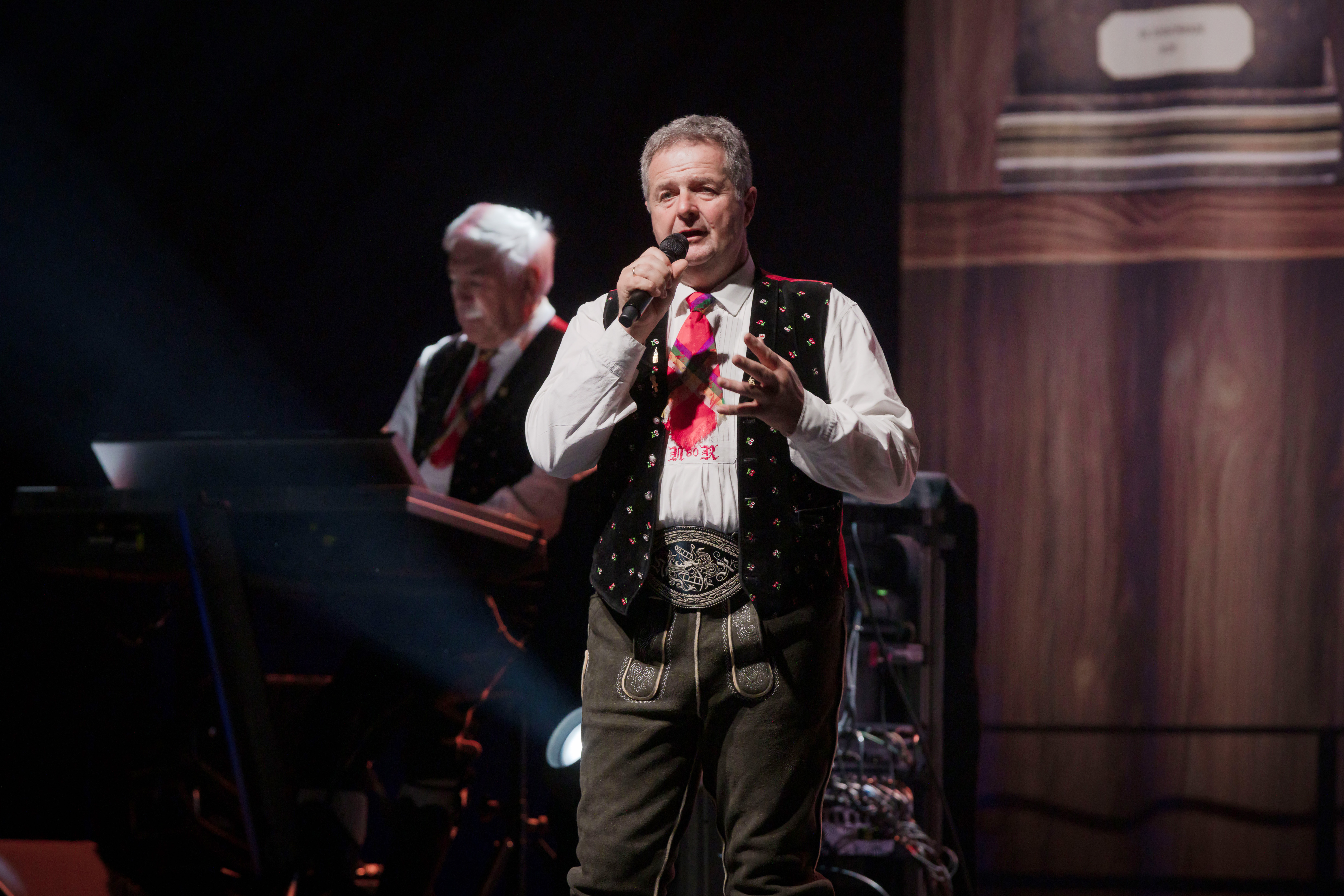Sänger Norbert Rier von der Südtiroler Band Kastelruther Spatzen tritt während eines Konzerts im Tempodrom am 16. November 2023 in Berlin, Deutschland, live auf der Bühne auf. | Quelle: Getty Images