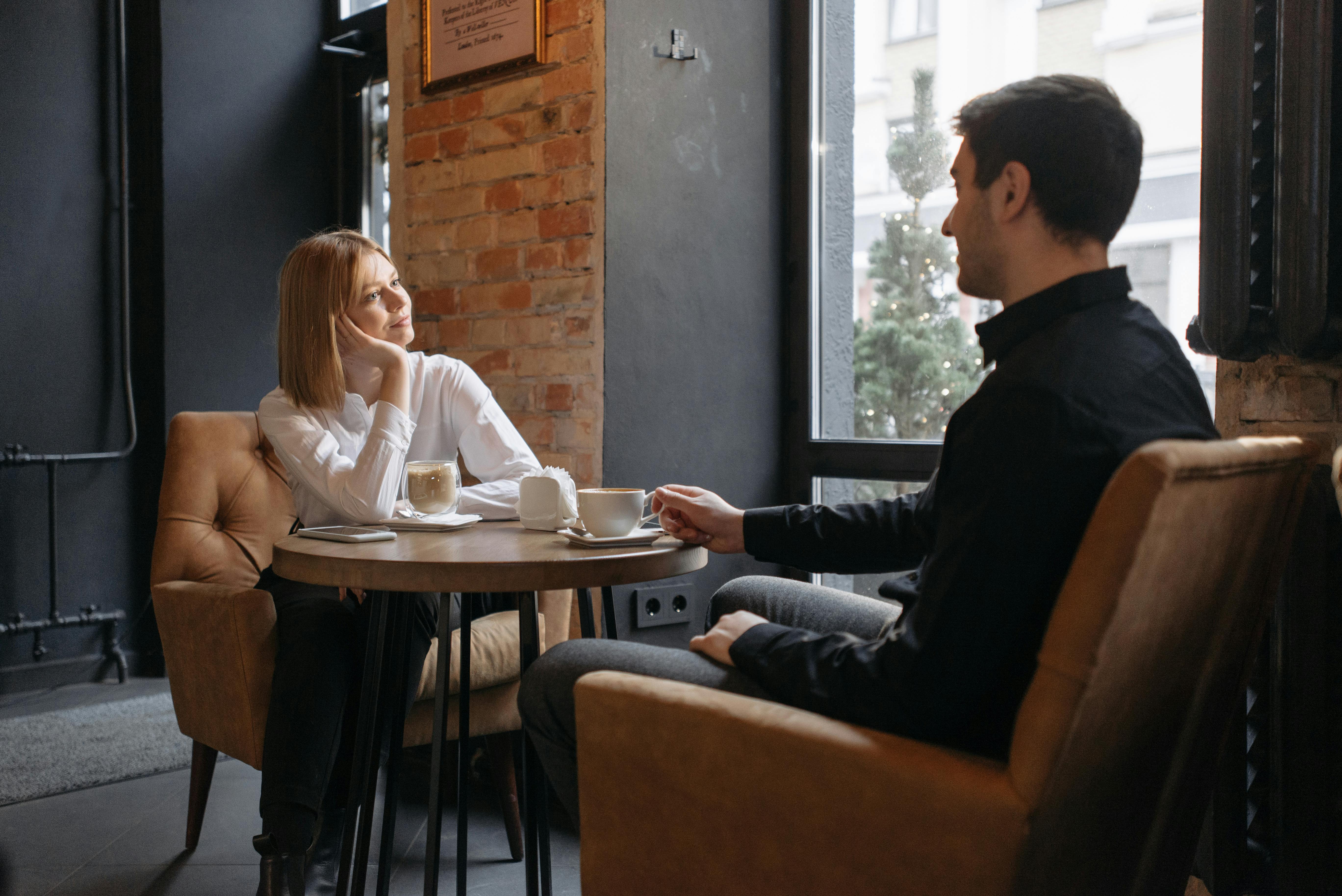 Ein Mann und eine Frau bei einem Kaffee-Date | Quelle: Pexels