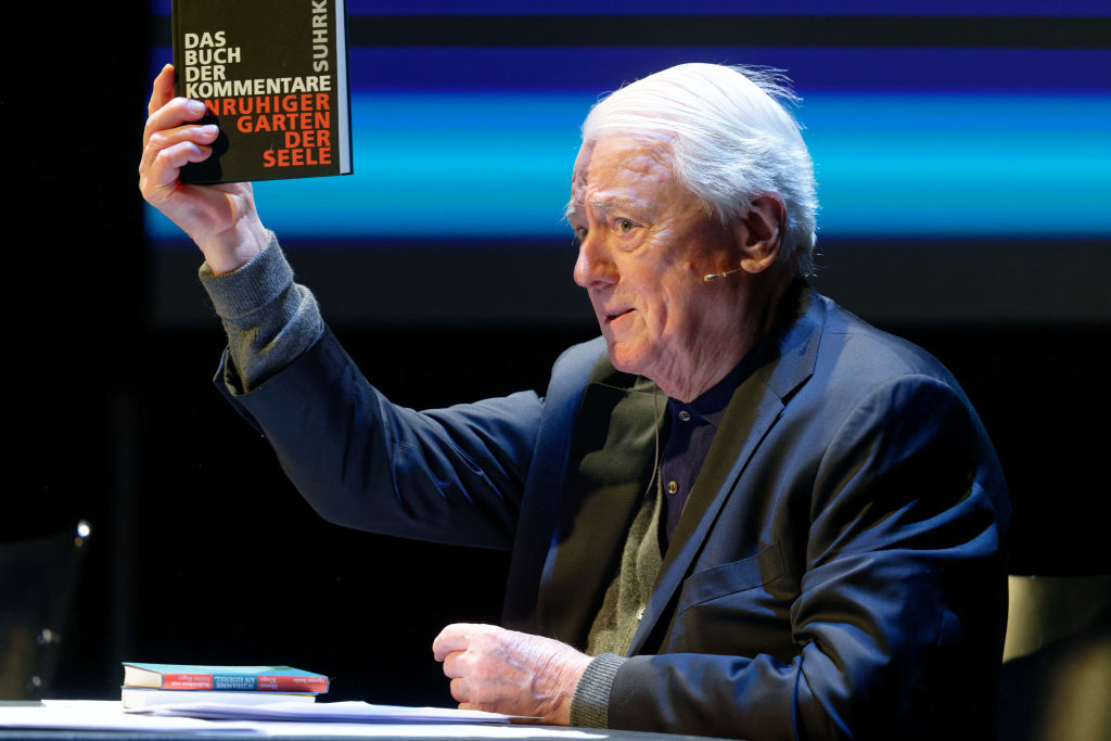 19. März 2022, Nordrhein-Westfalen, Köln: Der Autor und Filmemacher Alexander Kluge sitzt bei einer Veranstaltung im Rahmen der Lit. auf der Bühne. | Quelle: Getty Images