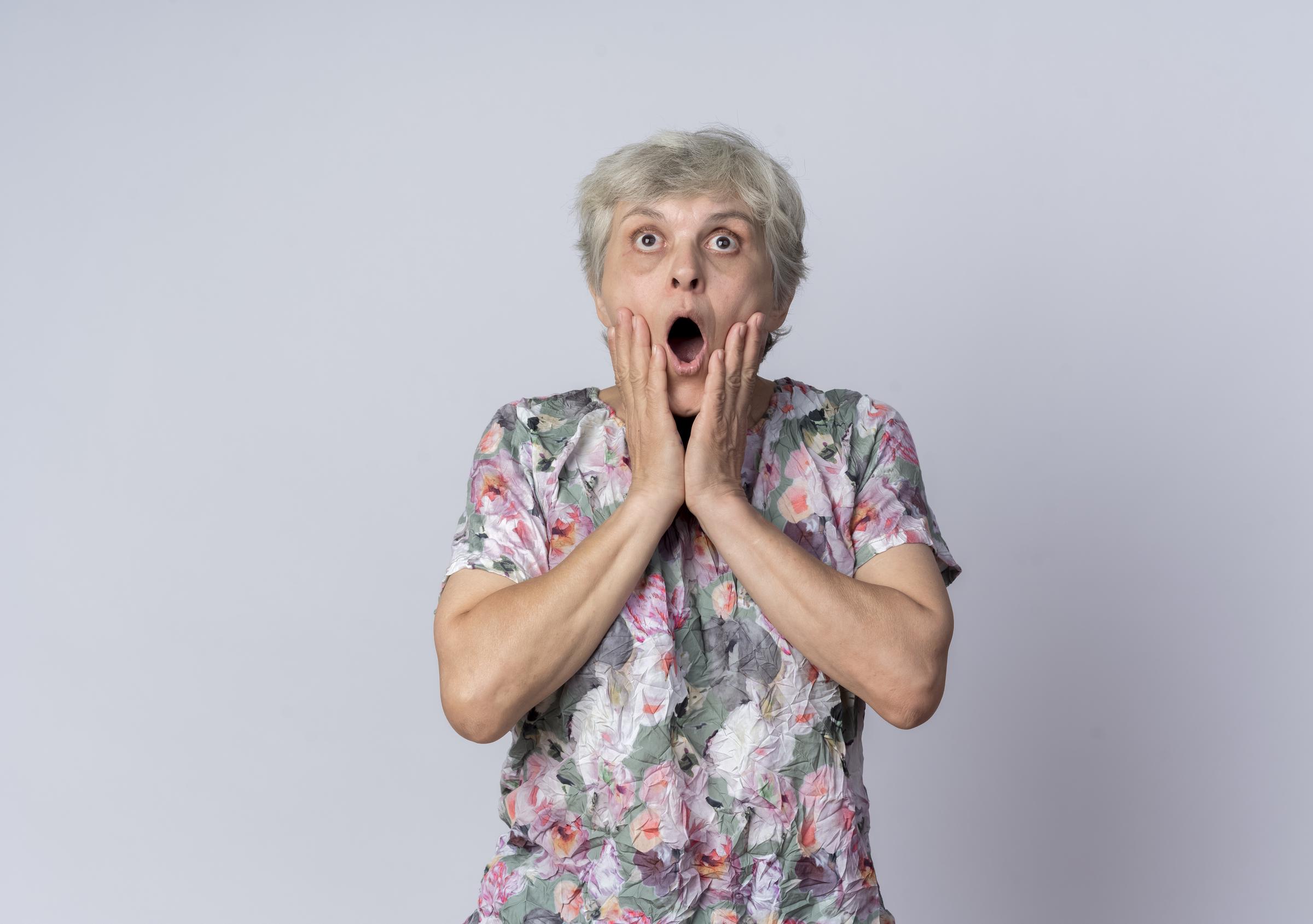 Eine schockierte Frau | Quelle: Freepik