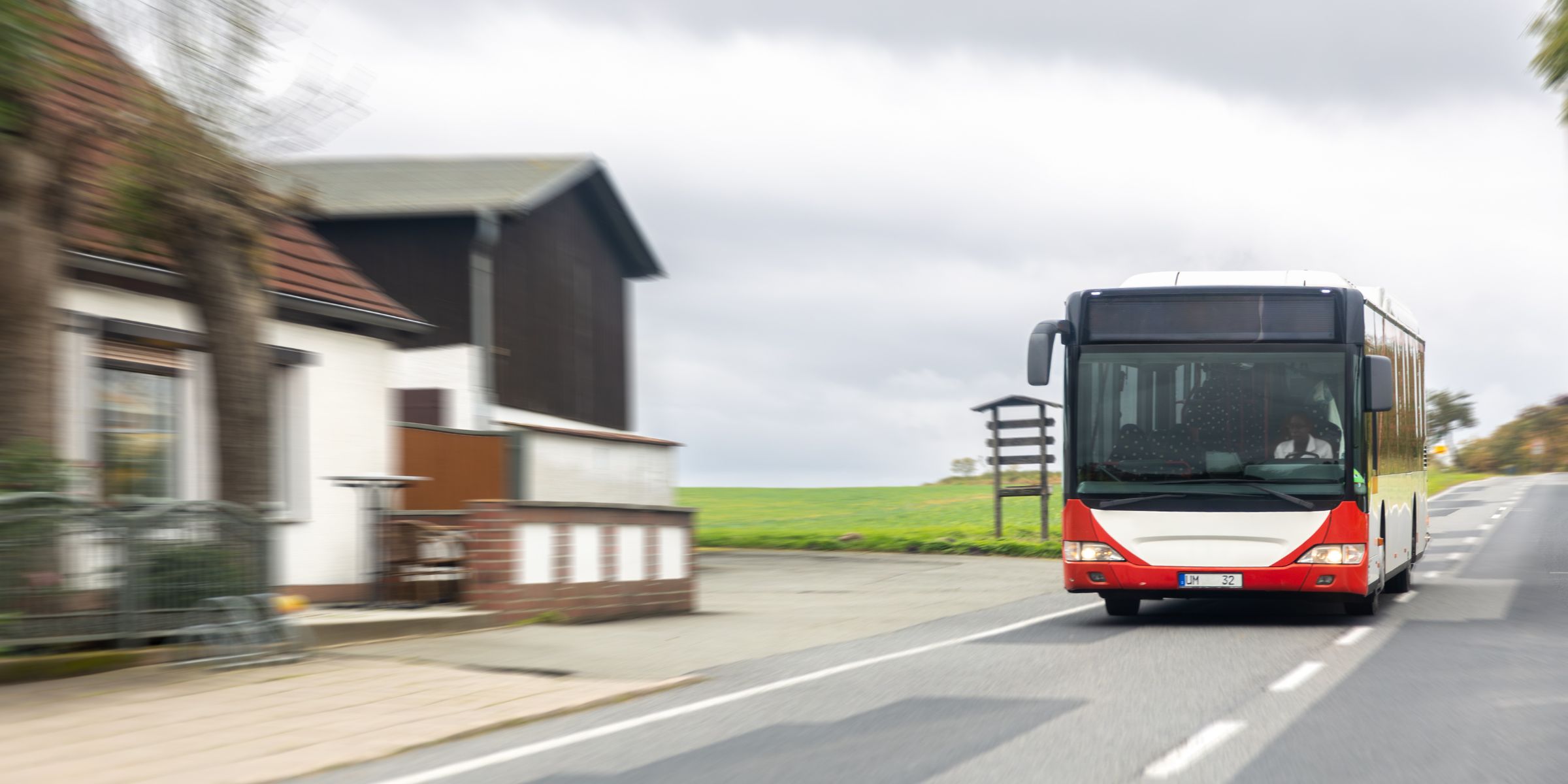 Ein Bus fährt eine Straße entlang | Quelle: Freepik
