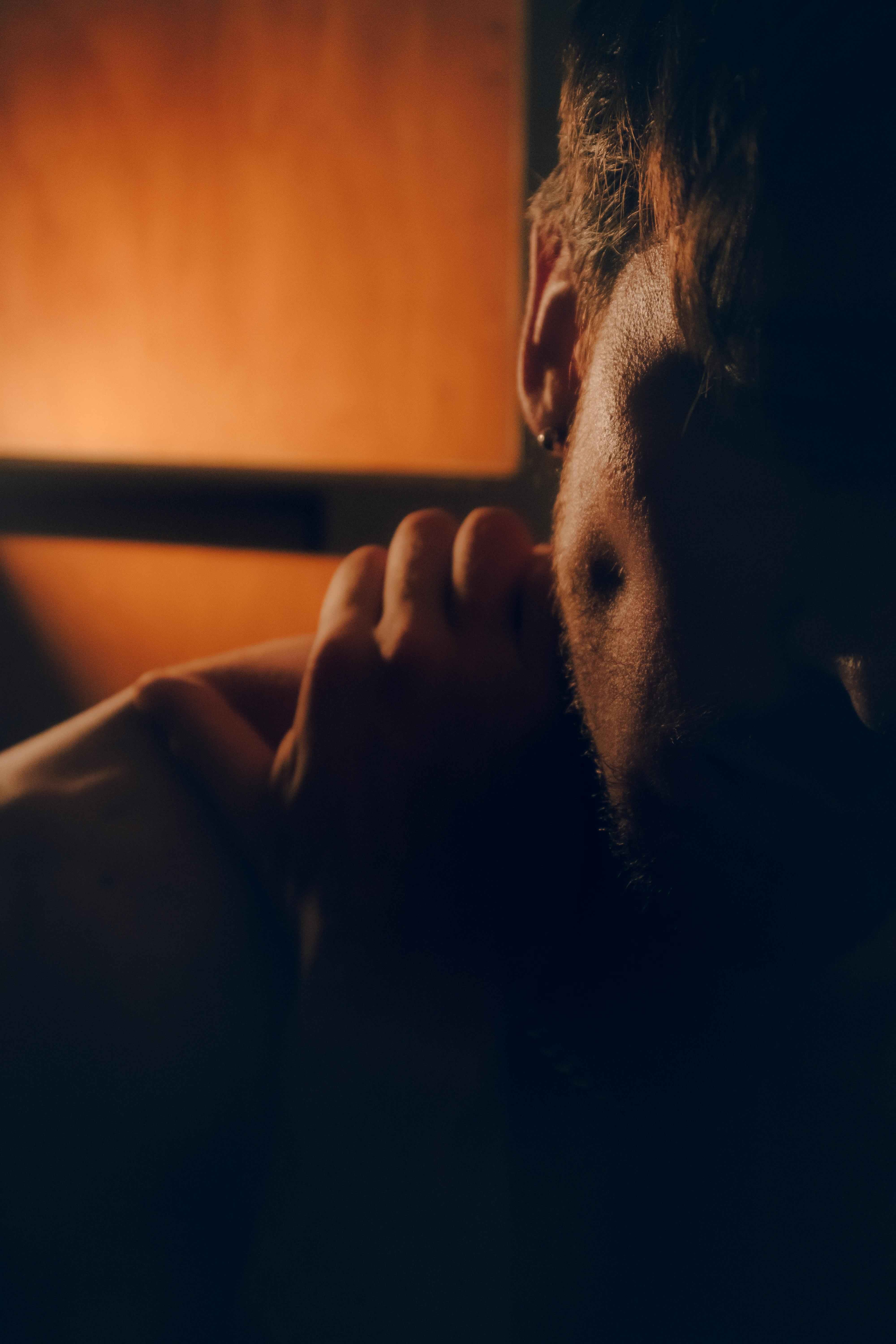 Eine Silhouette eines Mannes, der sich die Schulter reibt | Quelle: Pexels