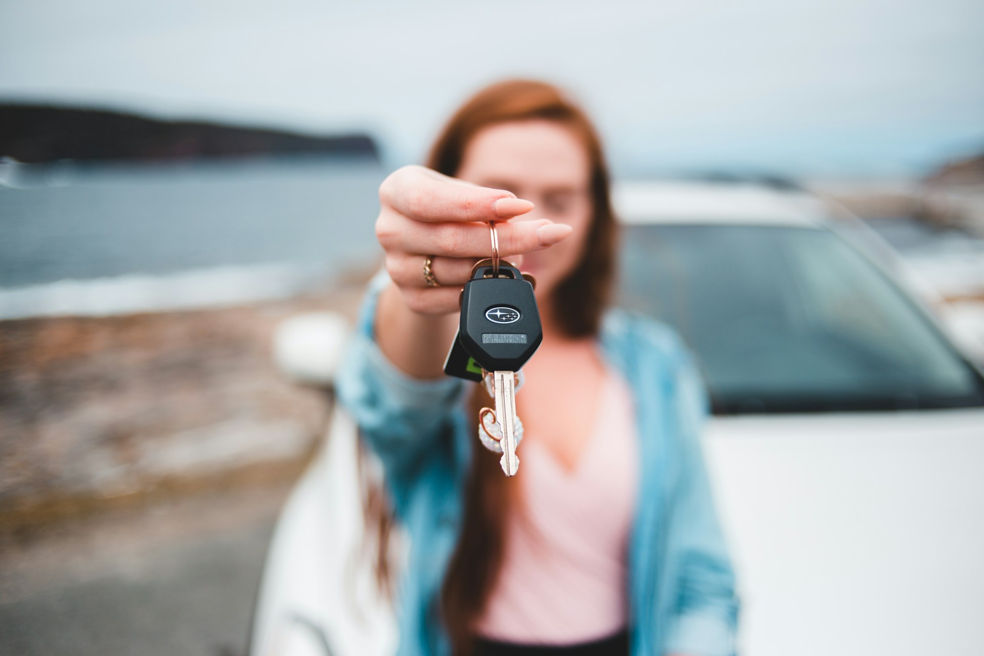Eine Frau hält einen Autoschlüssel | Quelle: Unsplash
