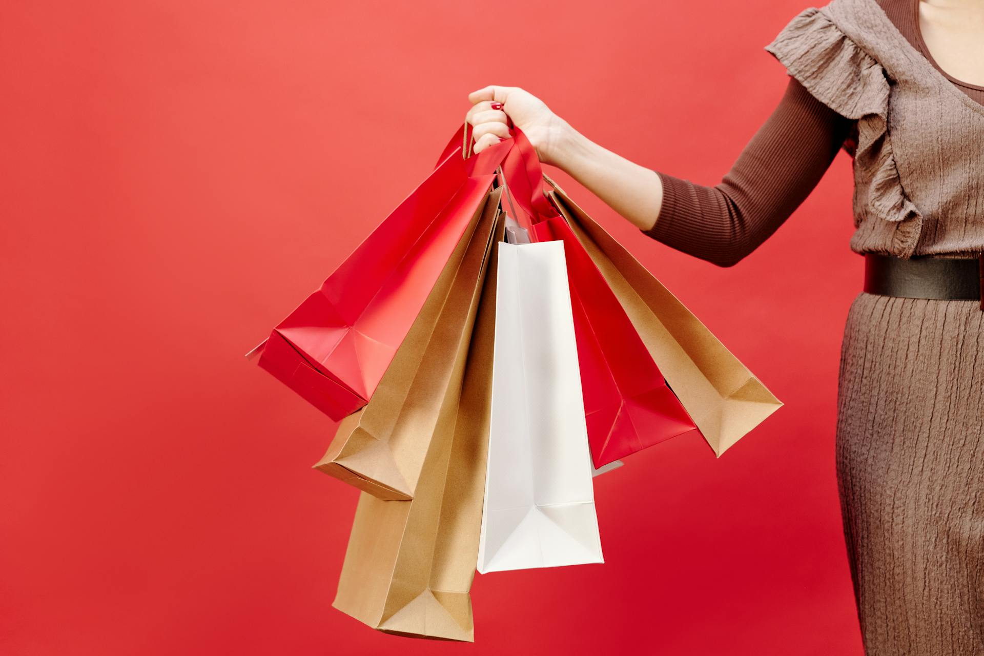 Eine Frau mit Einkaufstüten | Quelle: Pexels