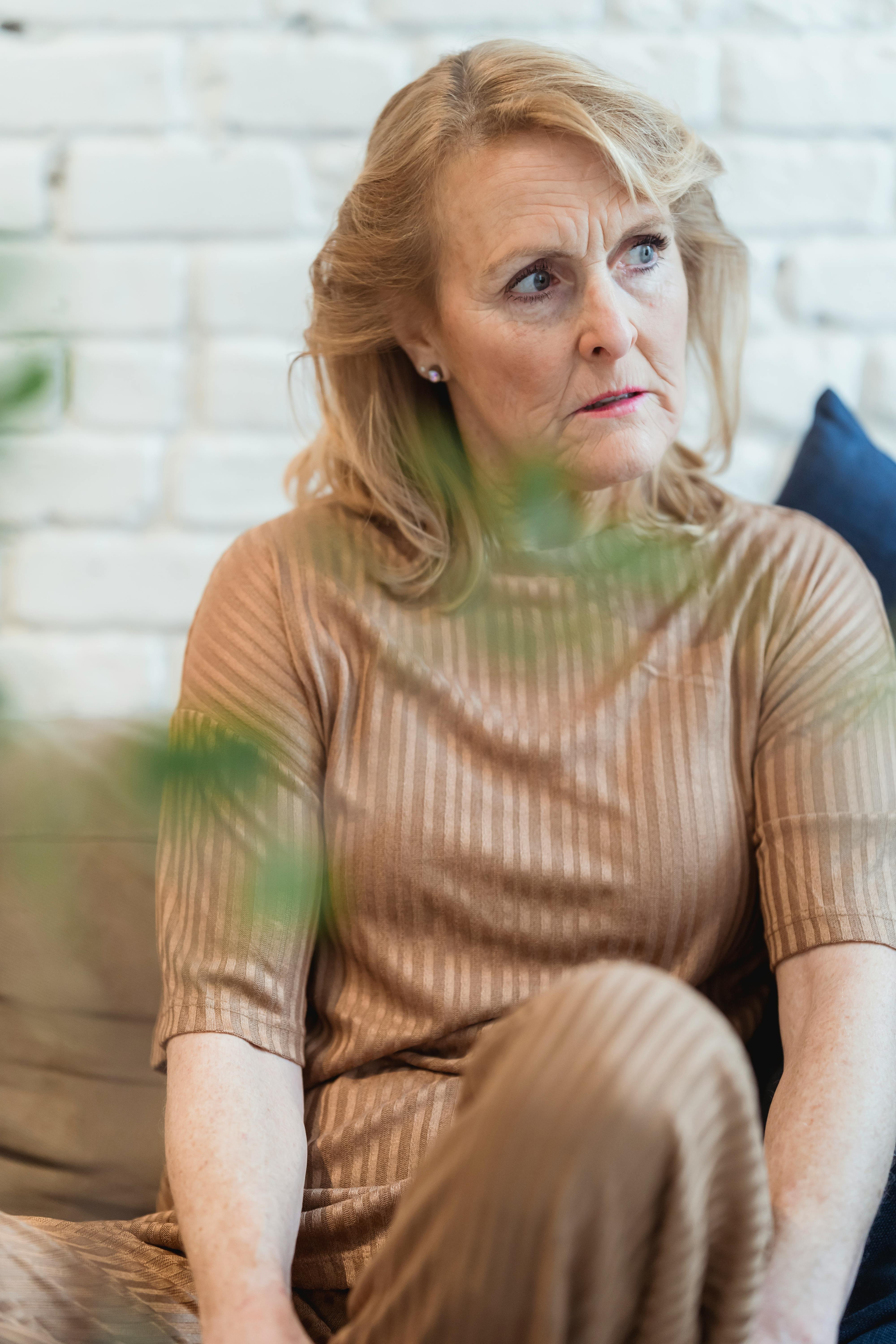 Eine aufgebrachte ältere Frau | Quelle: Pexels