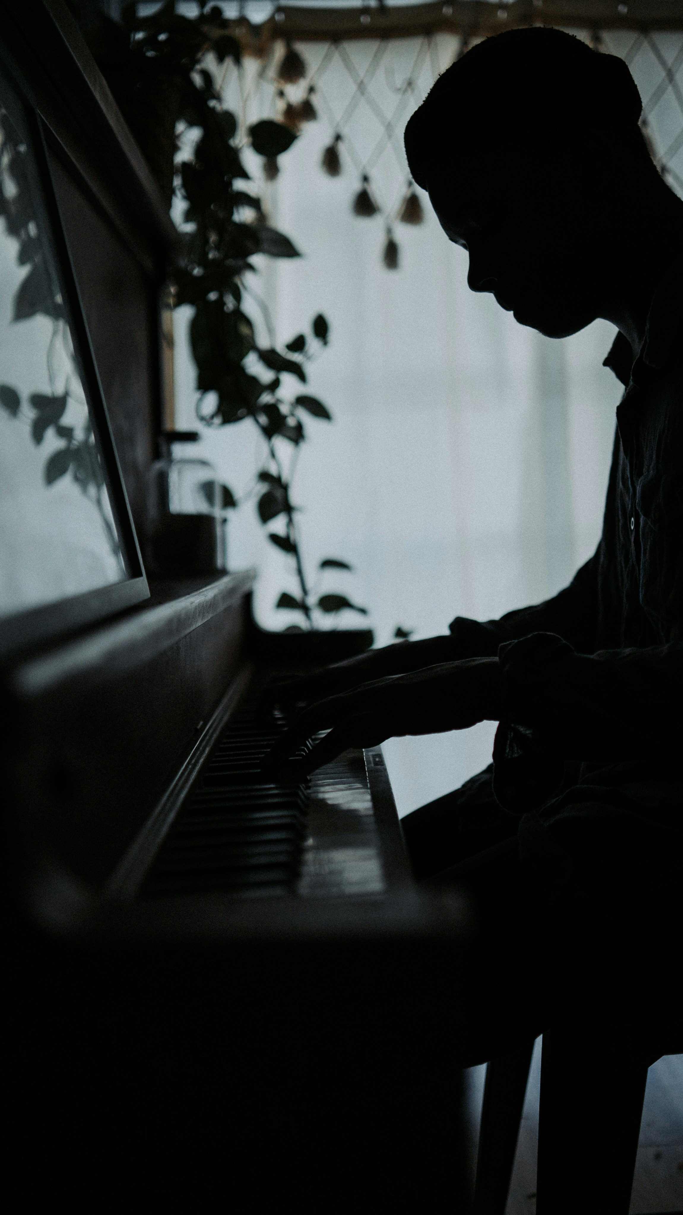 Ein Junge spielt auf dem Klavier | Quelle: Unsplash