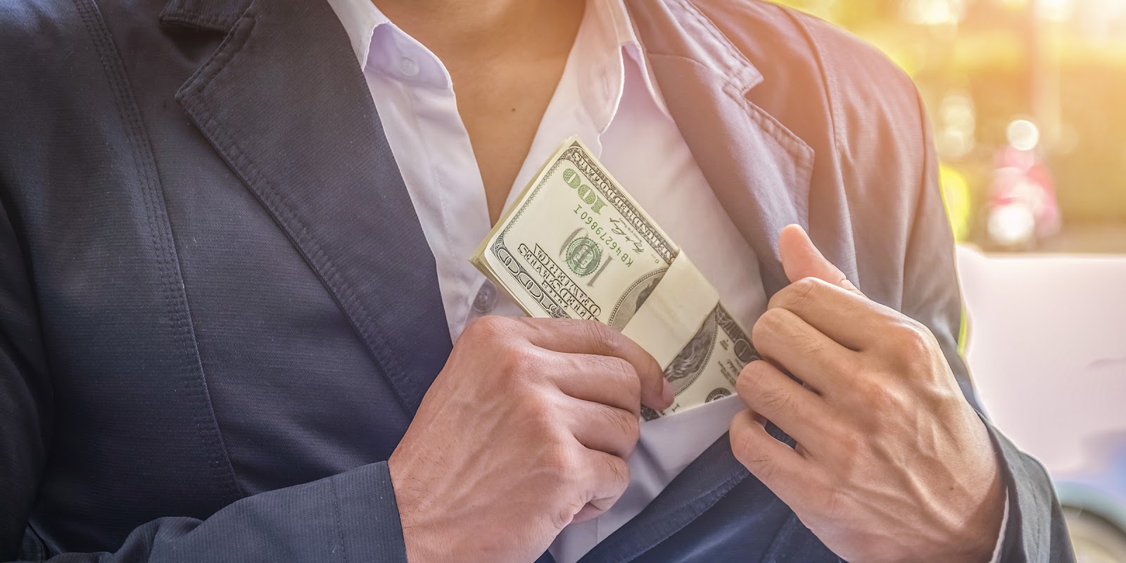 Ein Mann mit Geld | Quelle: Shutterstock
