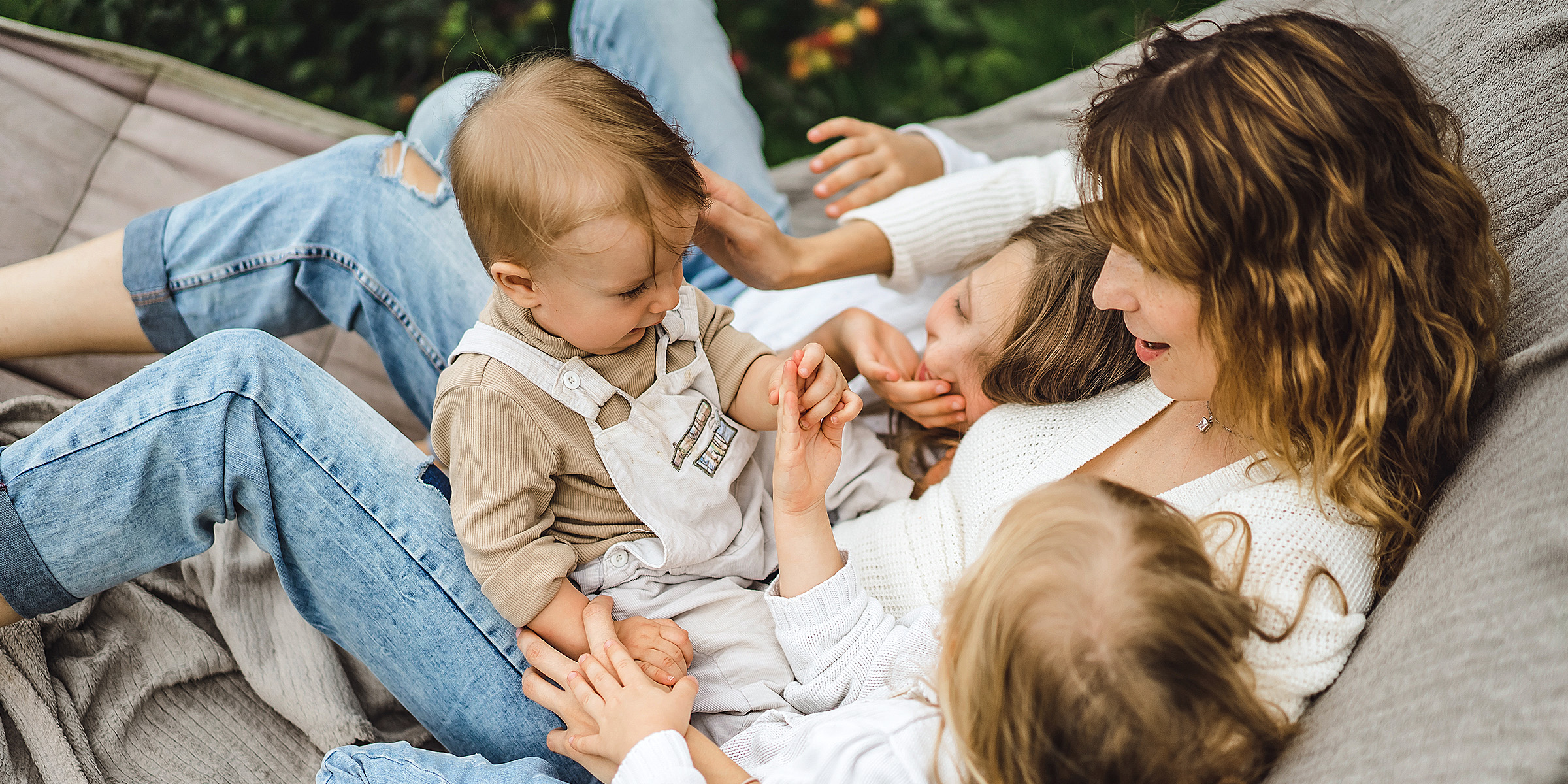 Eine glückliche Mutter mit ihren drei Kindern | Quelle: Freepik