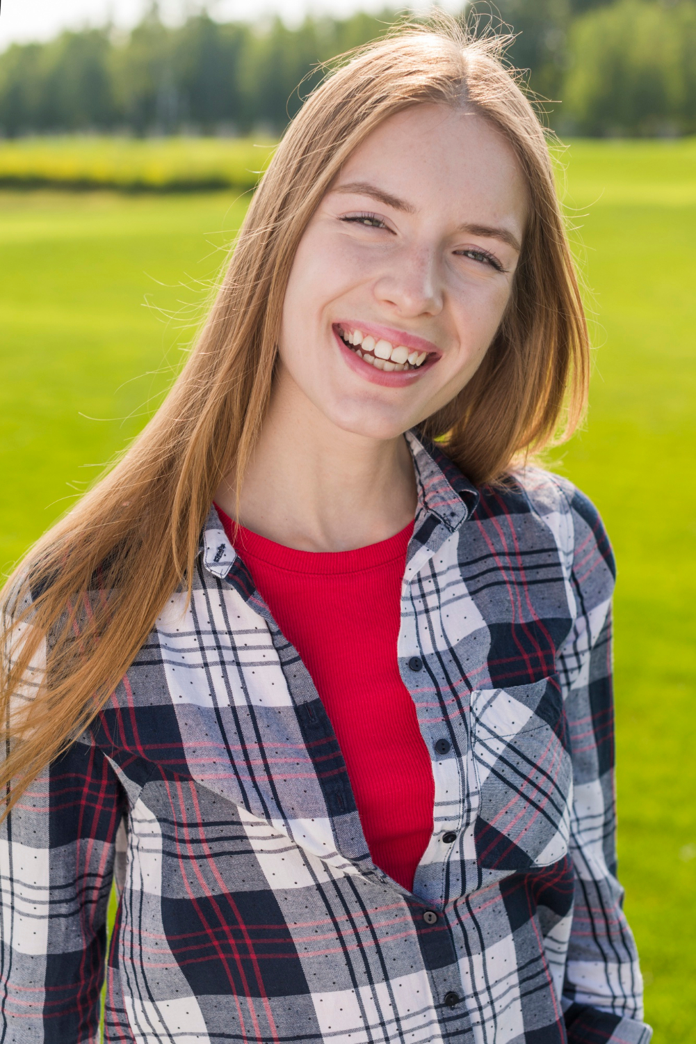 Ein lächelndes Mädchen | Quelle: Freepik