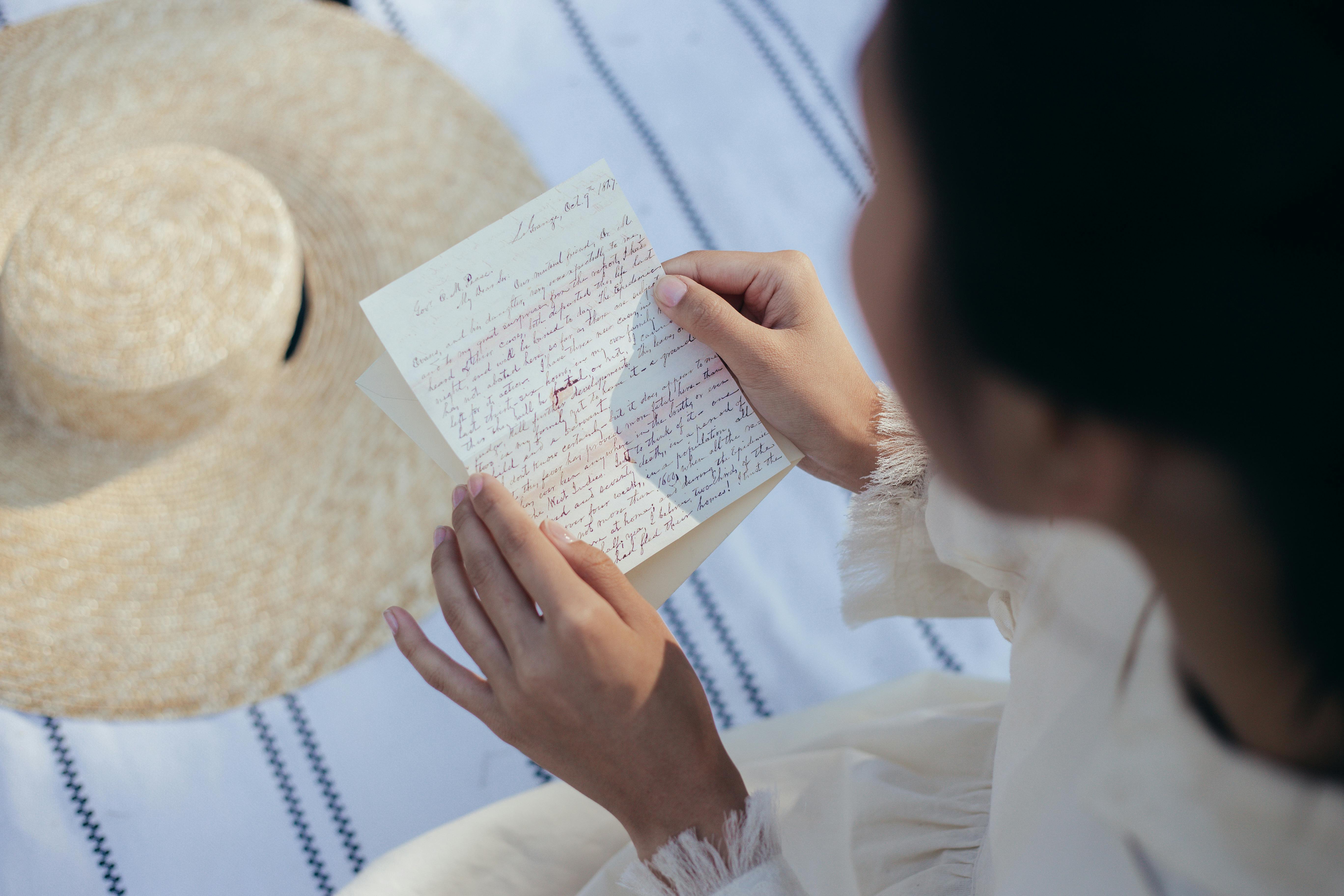 Frau liest einen Brief | Quelle: Pexels
