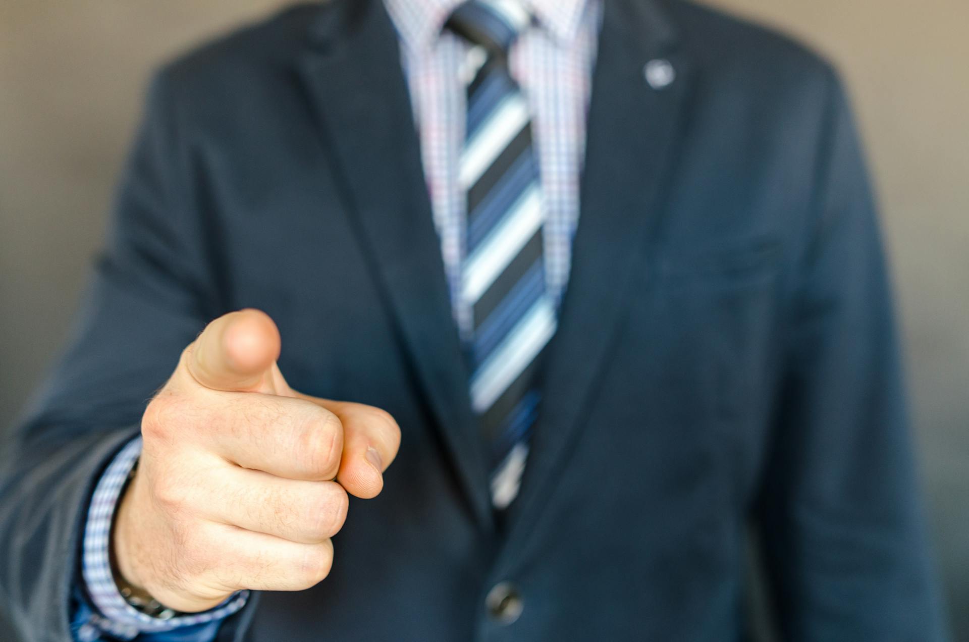 Abgeschnittene Aufnahme eines Mannes, der mit dem Finger auf jemanden zeigt | Quelle: Pexels