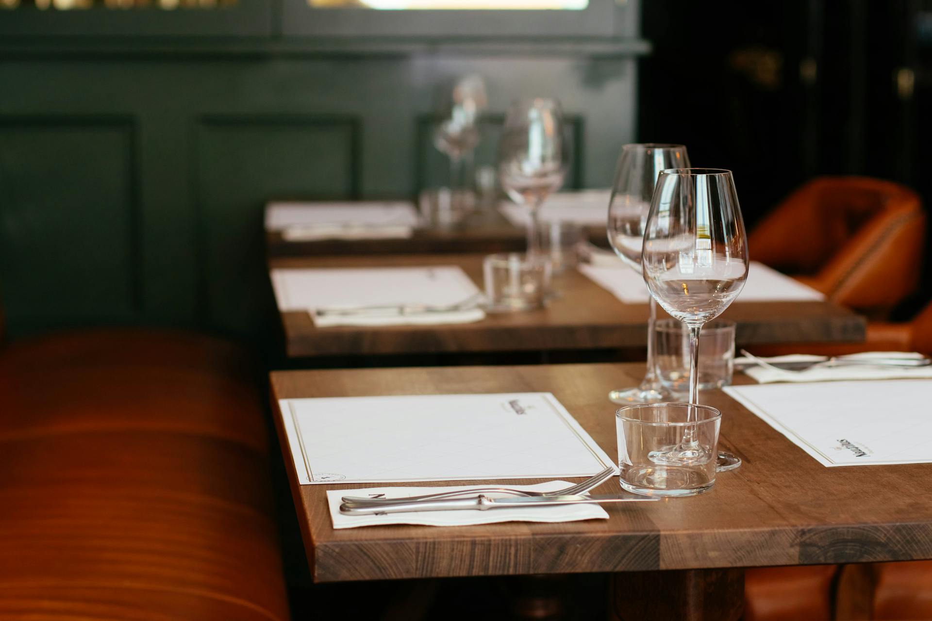Tische in einem Restaurant | Quelle: Pexels