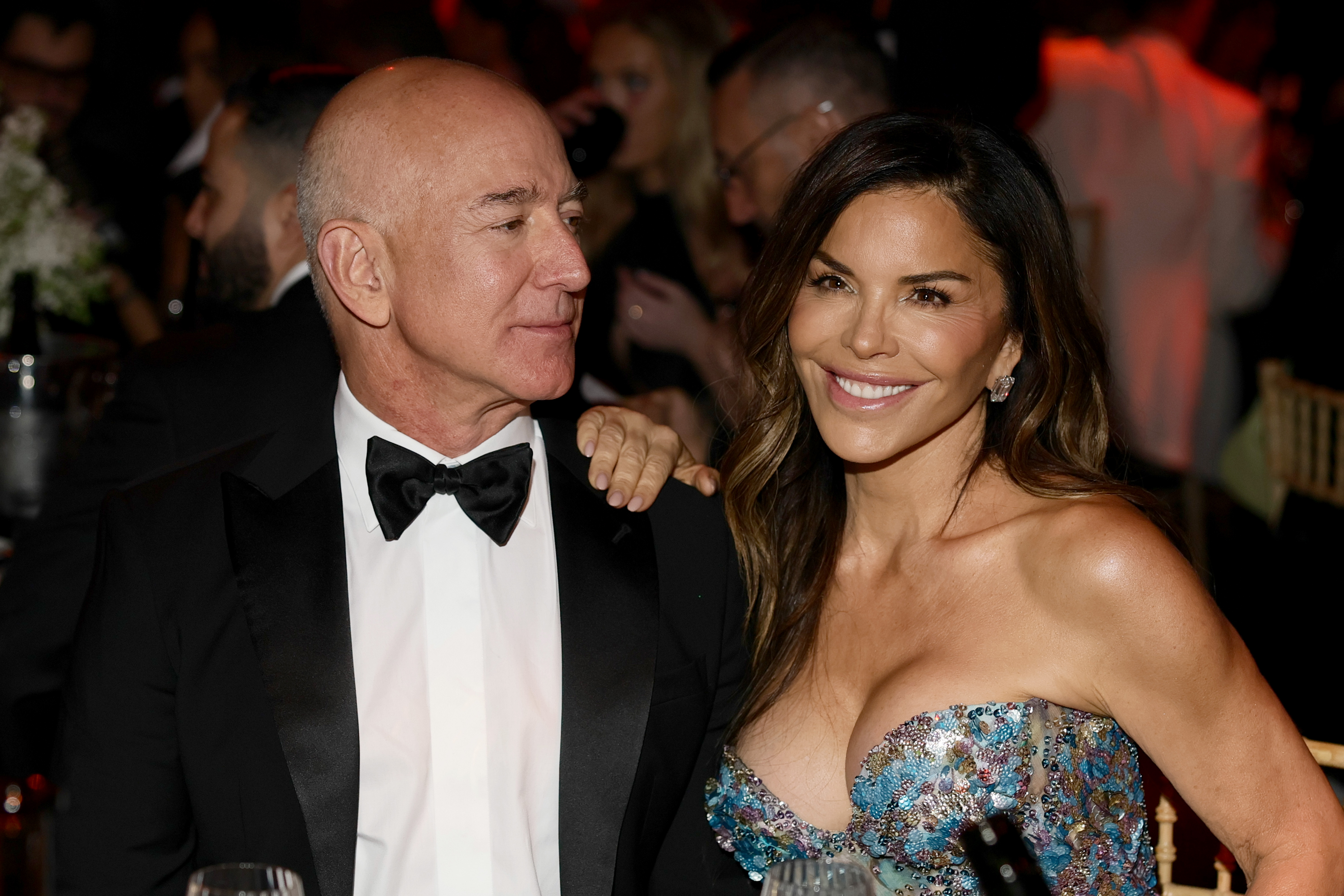 Jeff Bezos und Lauren Sanchez sitzen zusammen bei der amfAR-Gala Cannes 2025, die im Hotel du Cap-Eden-Roc stattfindet und von Chopard präsentiert wird, am 22. Mai 2025 in Cap d'Antibes, Frankreich | Quelle: Getty Images