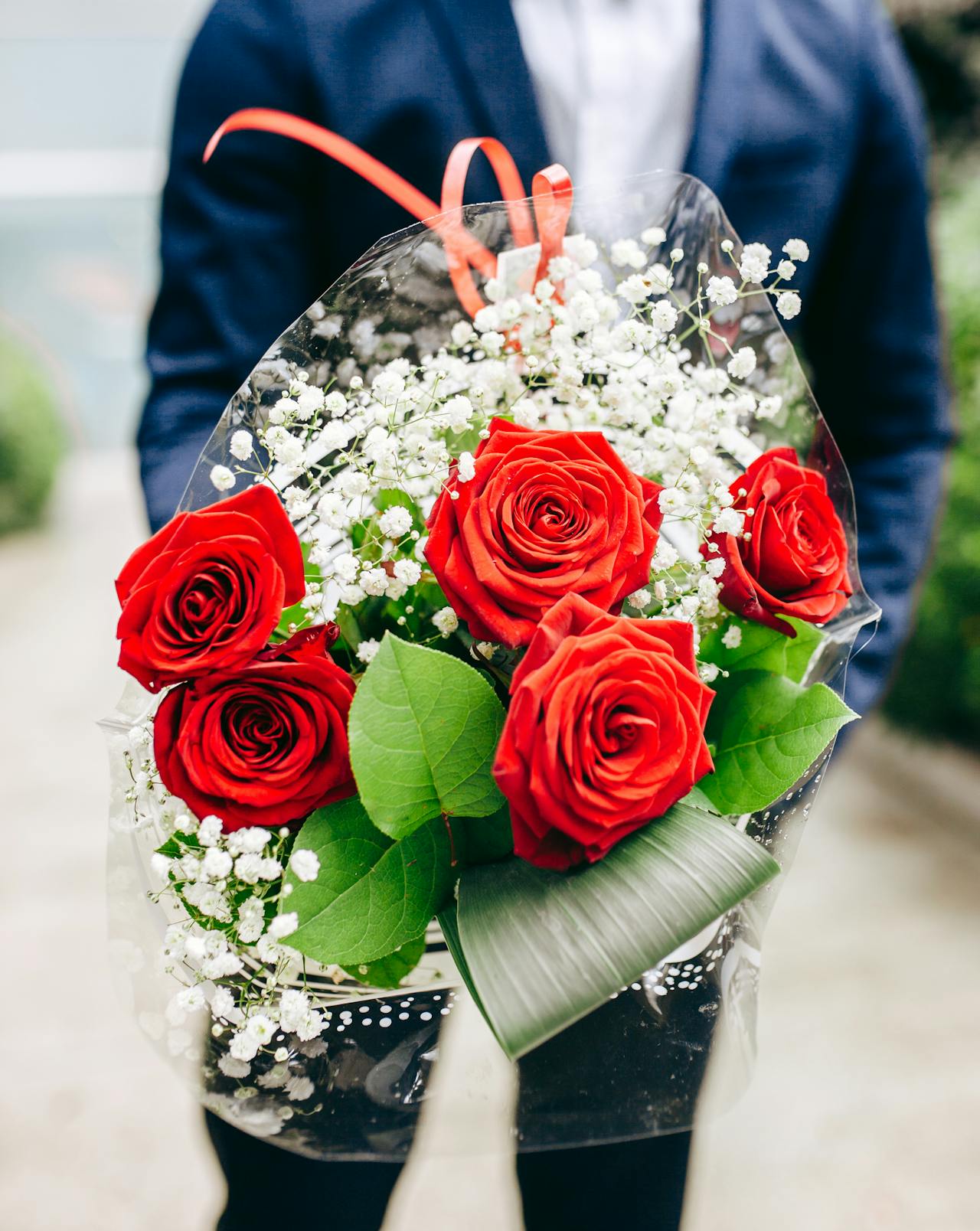 Ein Mann hält einen Blumenstrauß | Quelle: Pexels