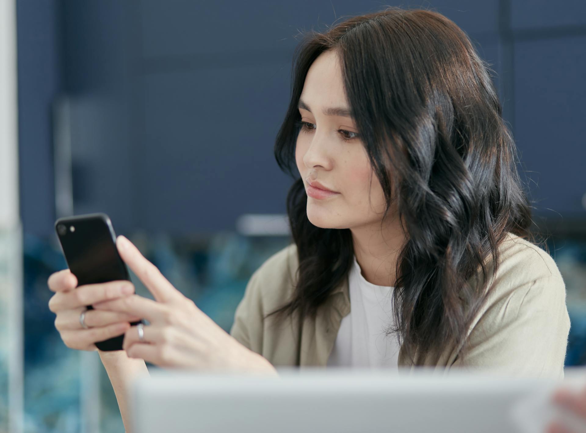 Eine Frau, die eine SMS auf ihrem Handy schreibt | Quelle: Pexels
