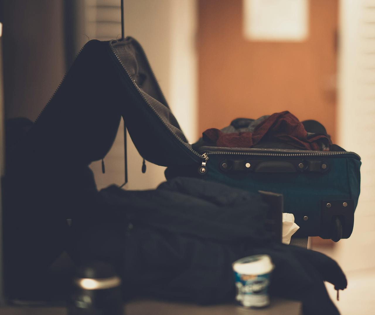 Ein Reisegepäckstück auf dem Tisch | Quelle: Pexels