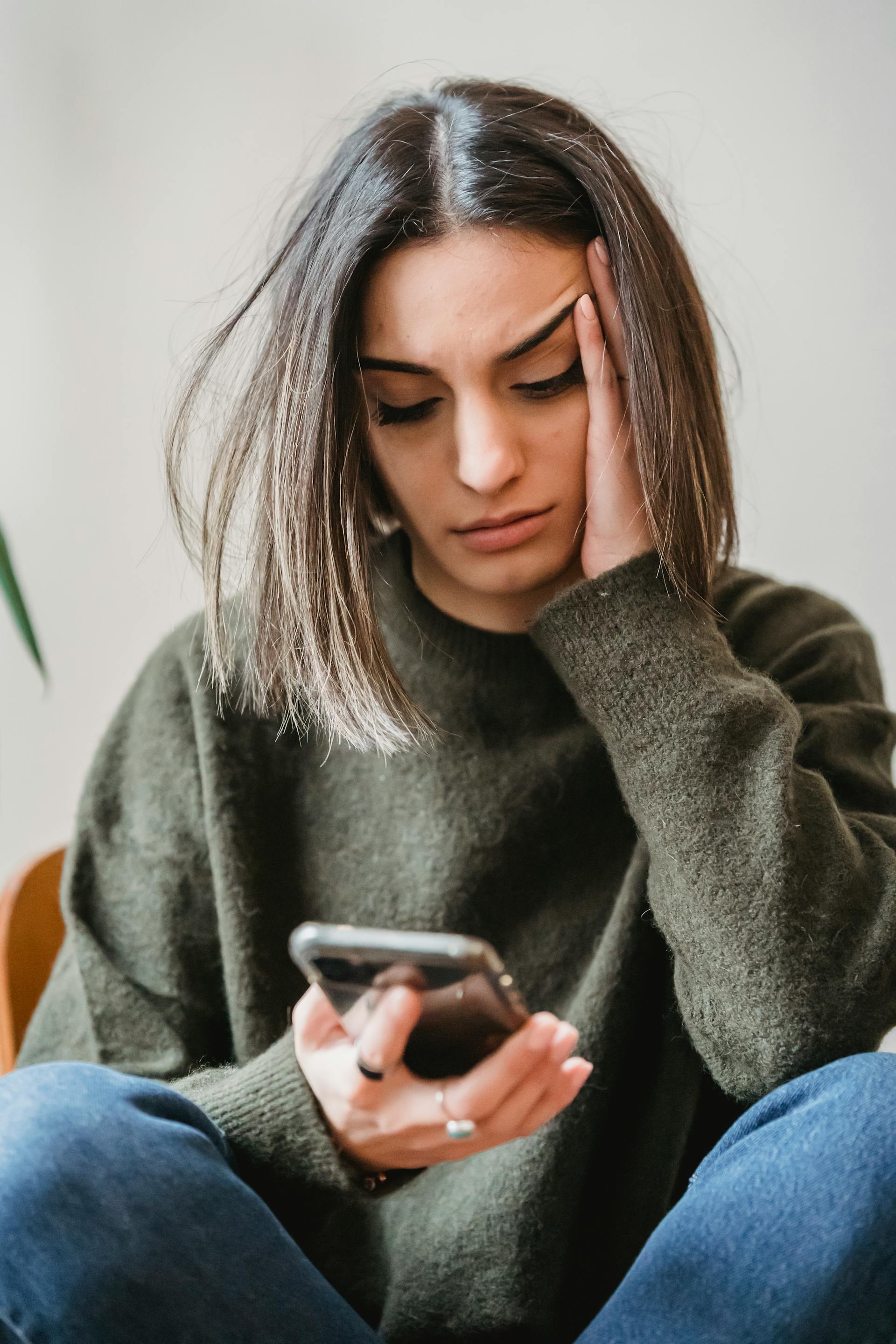 Eine Frau, die auf ihr Telefon starrt | Quelle: Pexels
