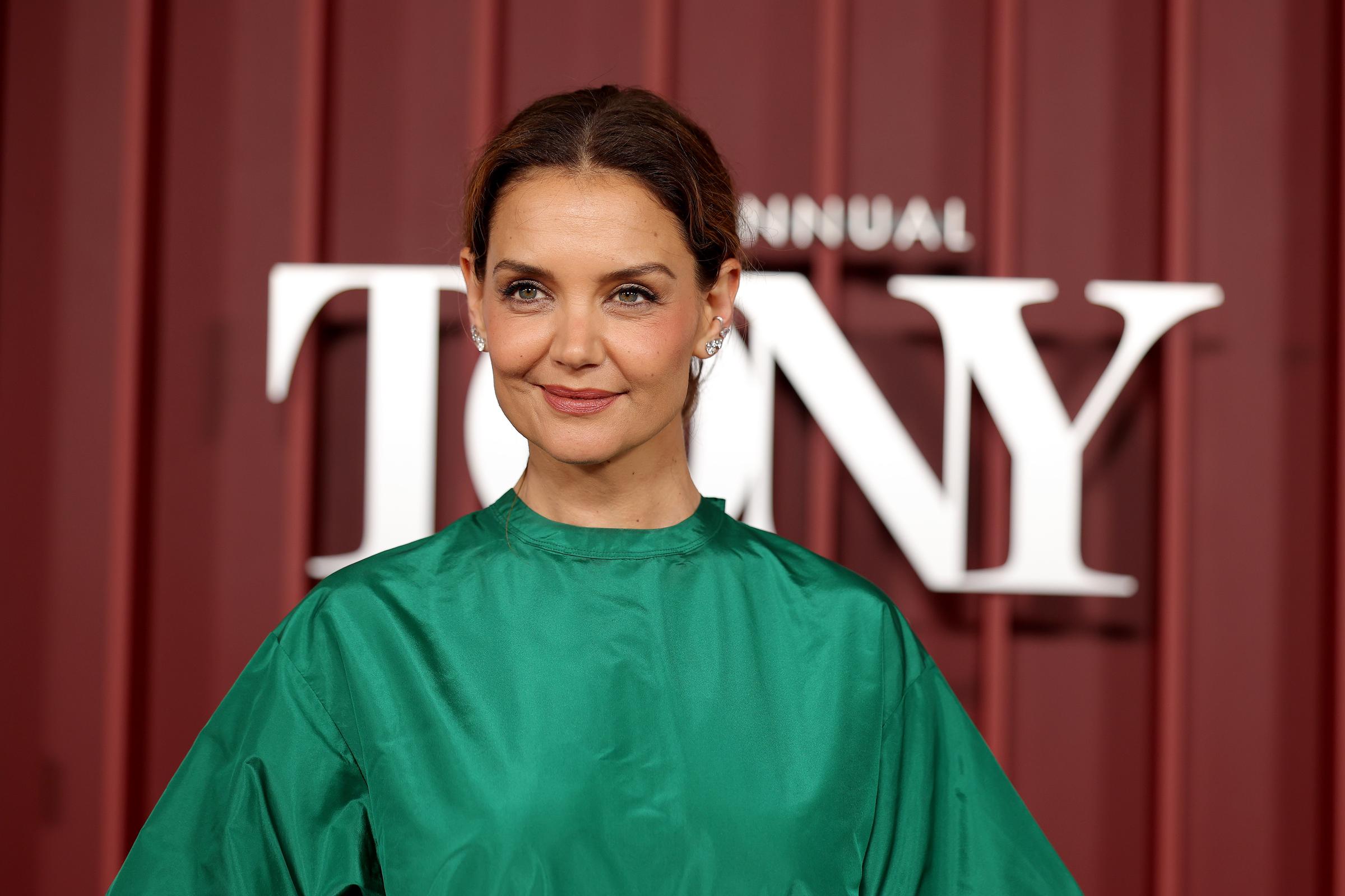 Katie Holmes besucht die 78th Annual Tony Awards in einem auffälligen grünen Satin-Top, kombiniert mit einer weichen Hochsteckfrisur und minimalem Make-up, als sie in der Radio City Music Hall in New York City auftritt.