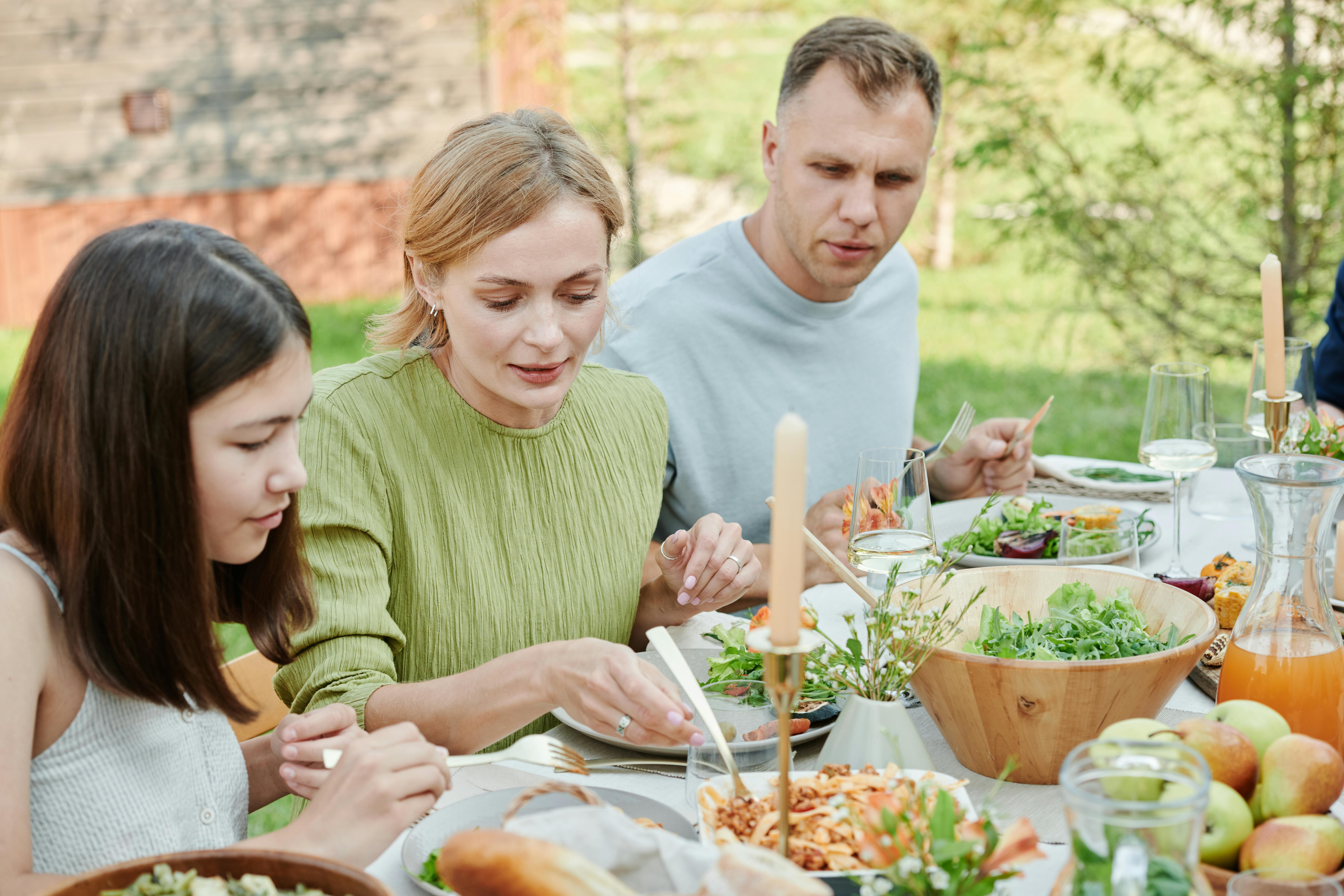Eine Familie beim gemeinsamen Essen | Quelle: Pexels