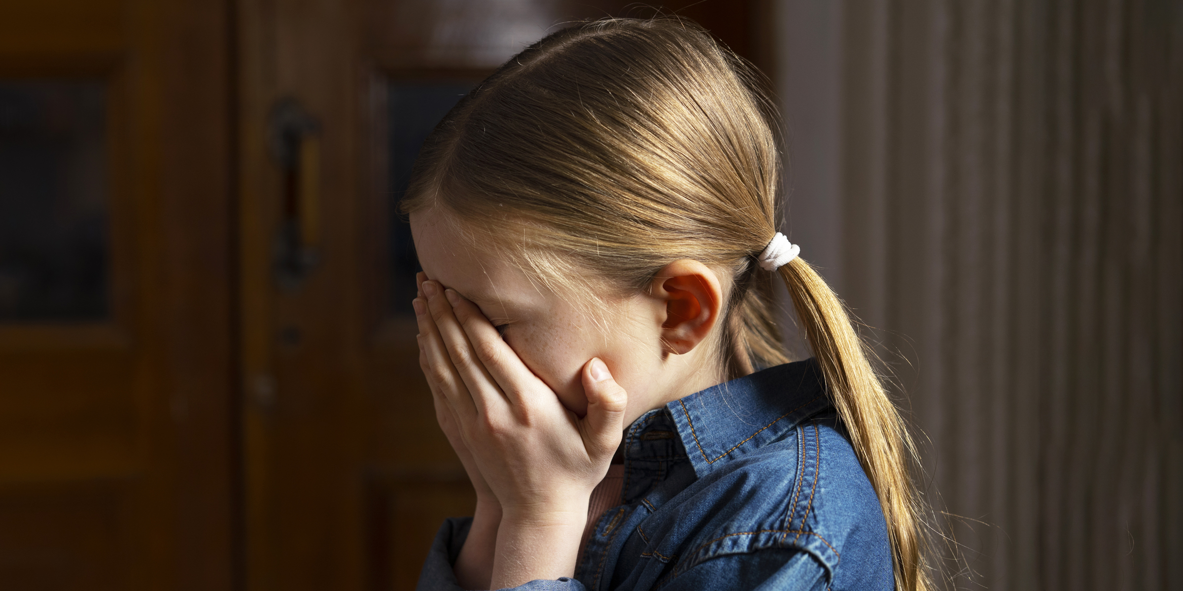 Ein aufgebrachtes kleines Mädchen | Quelle: Freepik