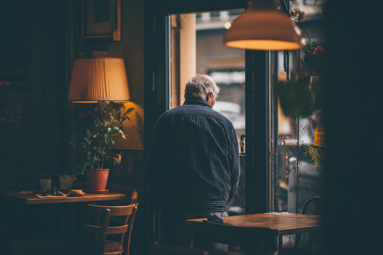 Ein Mann in einem Café | Quelle: Midjourney