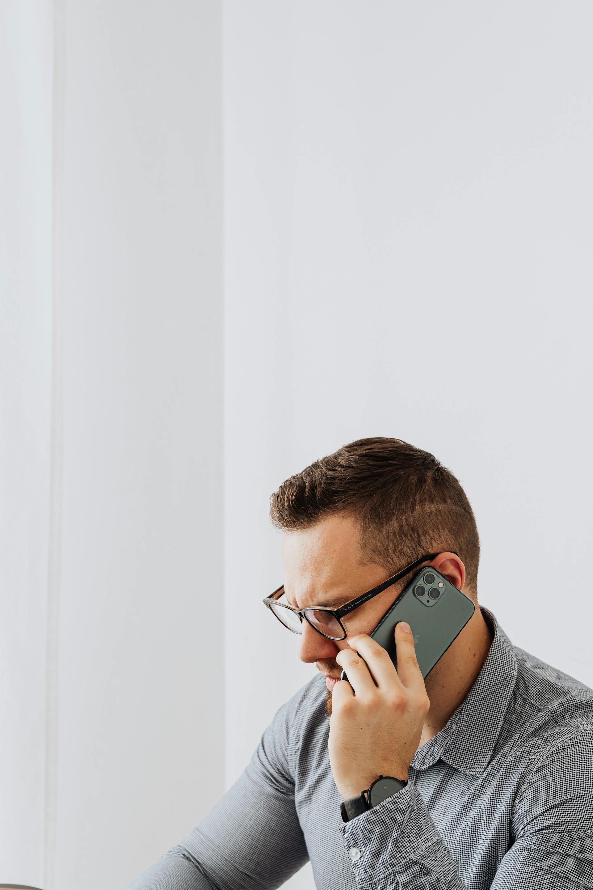 Ein Mann spricht am Telefon | Quelle: Pexels
