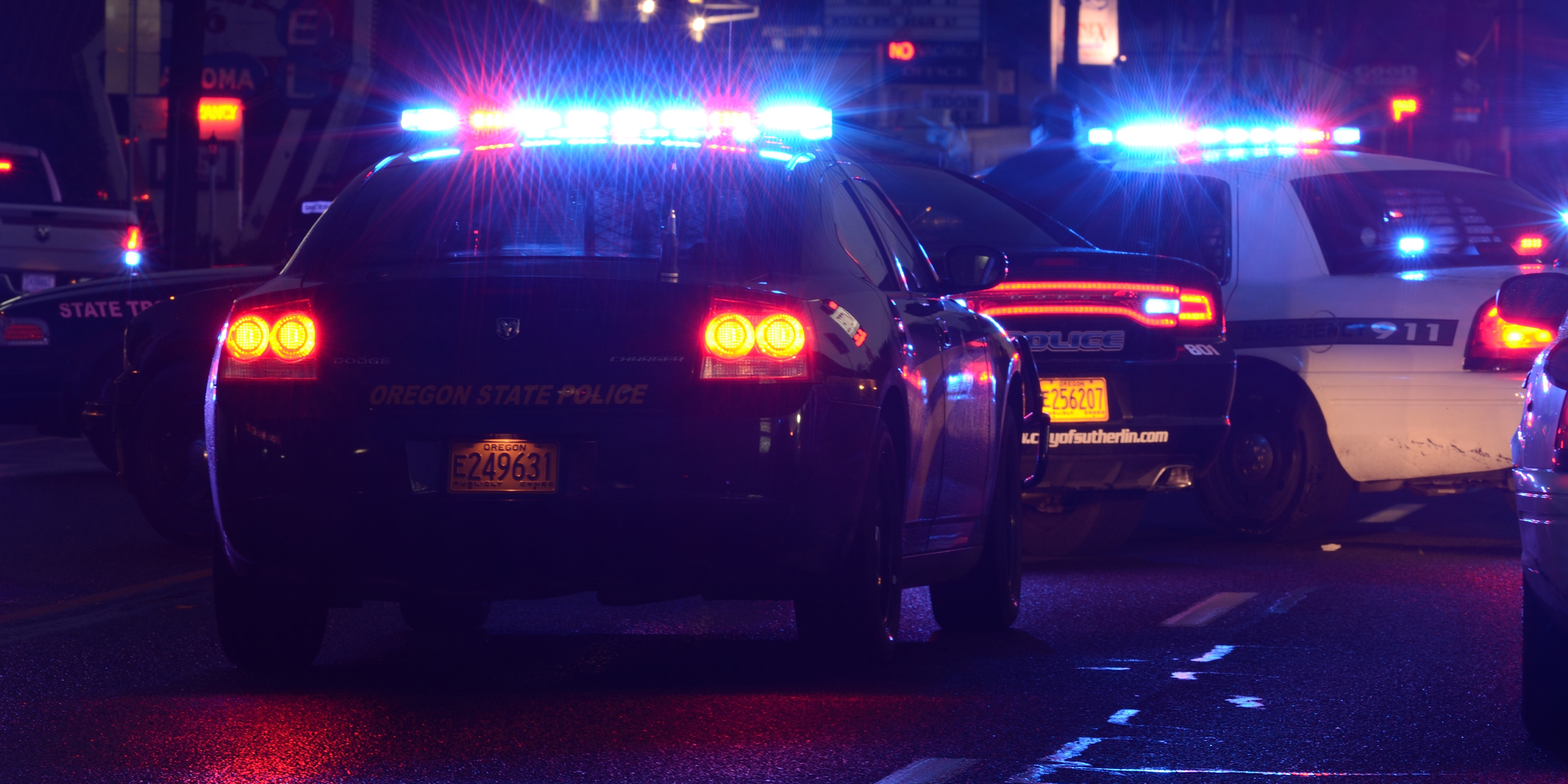 Polizeiautos bei Nacht | Quelle: Shutterstock