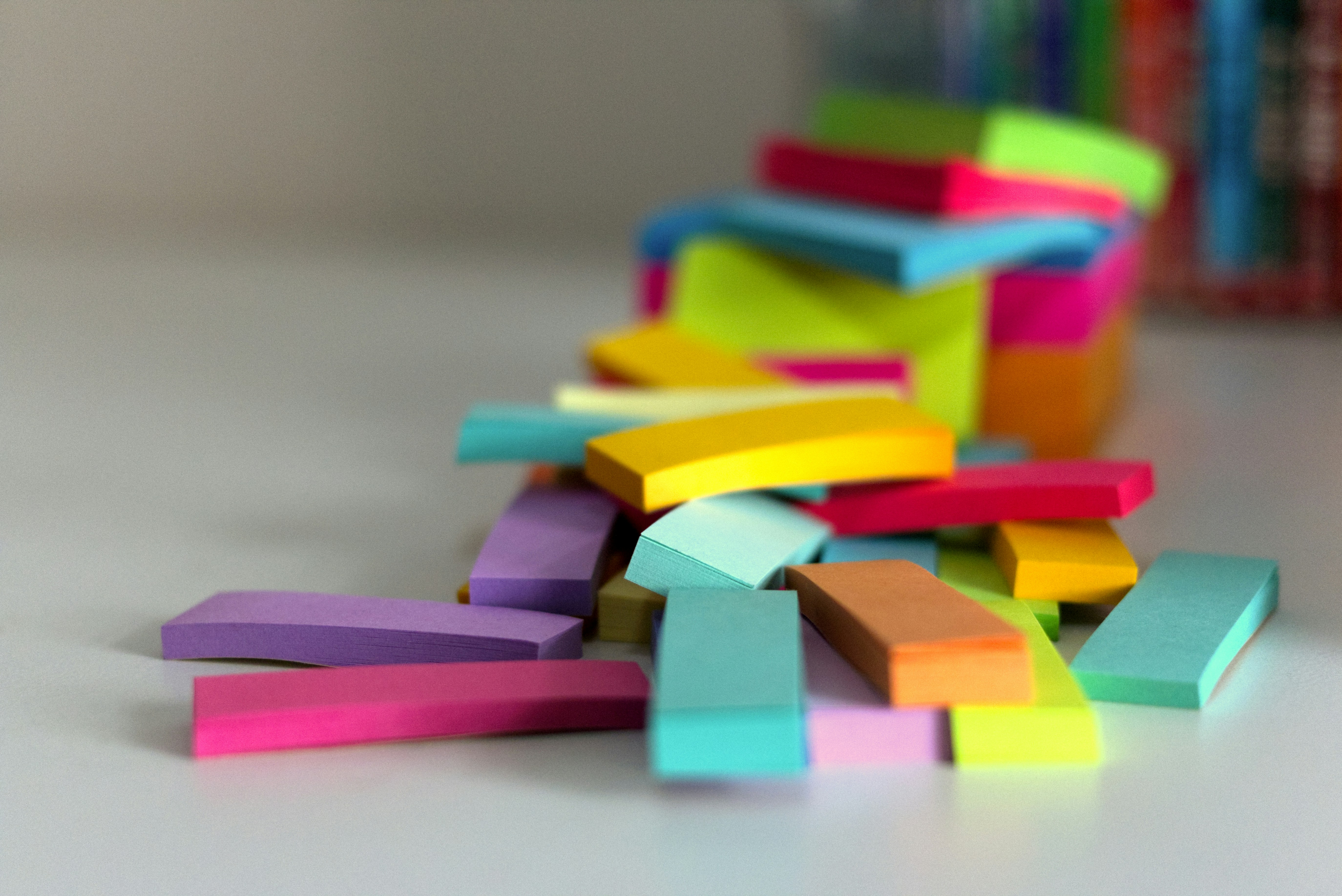 Klebezettel auf einem Tisch | Quelle: Unsplash