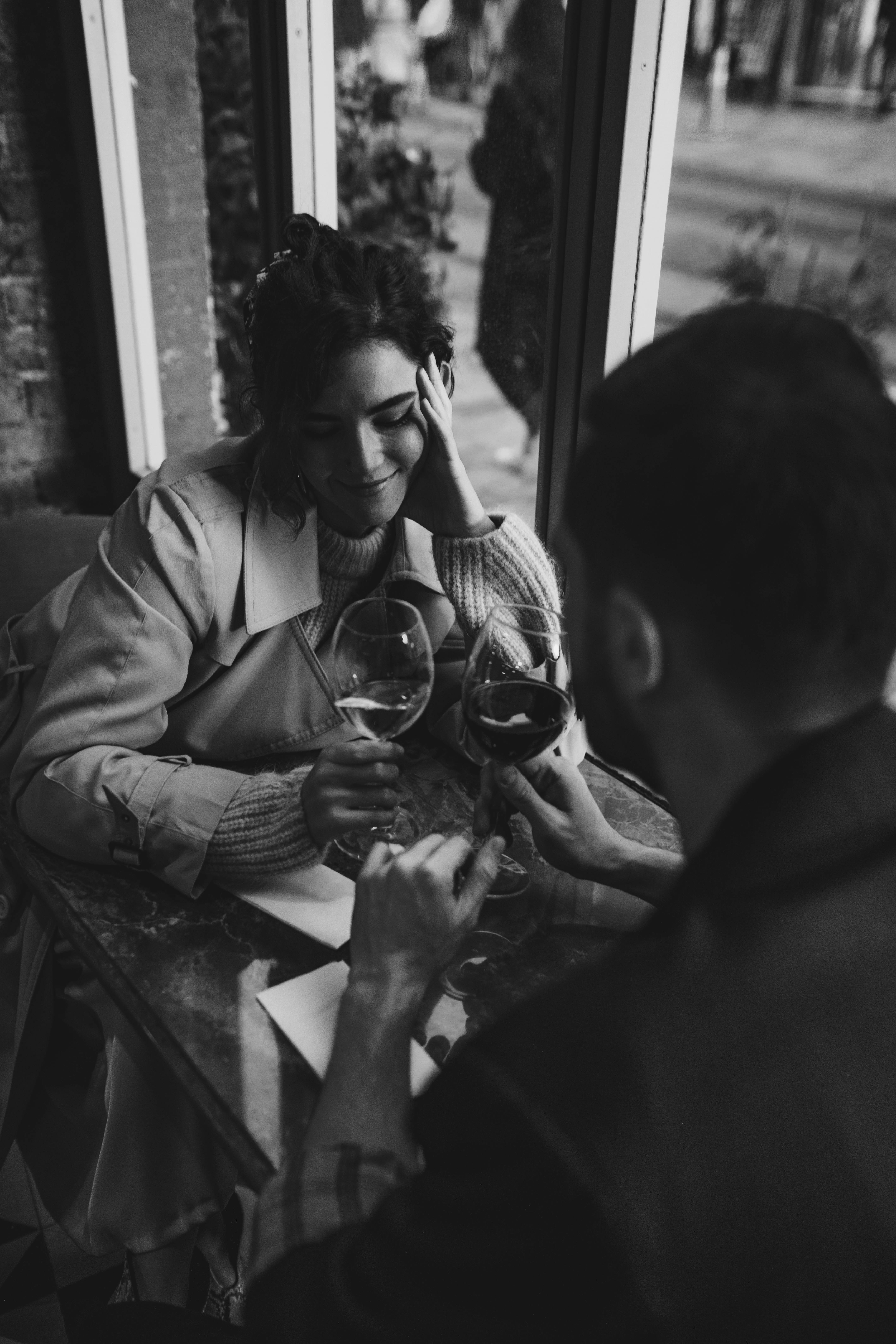 Ein glückliches Paar in einem Restaurant | Quelle: Pexels