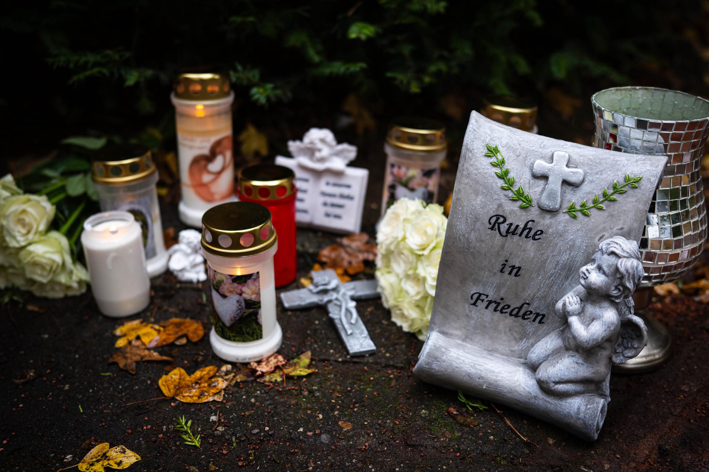 Die Menschen haben im Gedenken an das Opfer Blumen und Gegenstände am Tatort niedergelegt. | Quelle: Getty Images