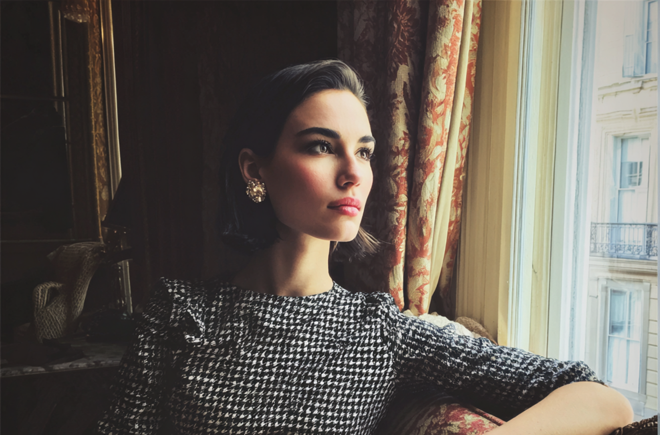 Eine nachdenkliche Frau sitzt auf einer Couch | Quelle: Midjourney