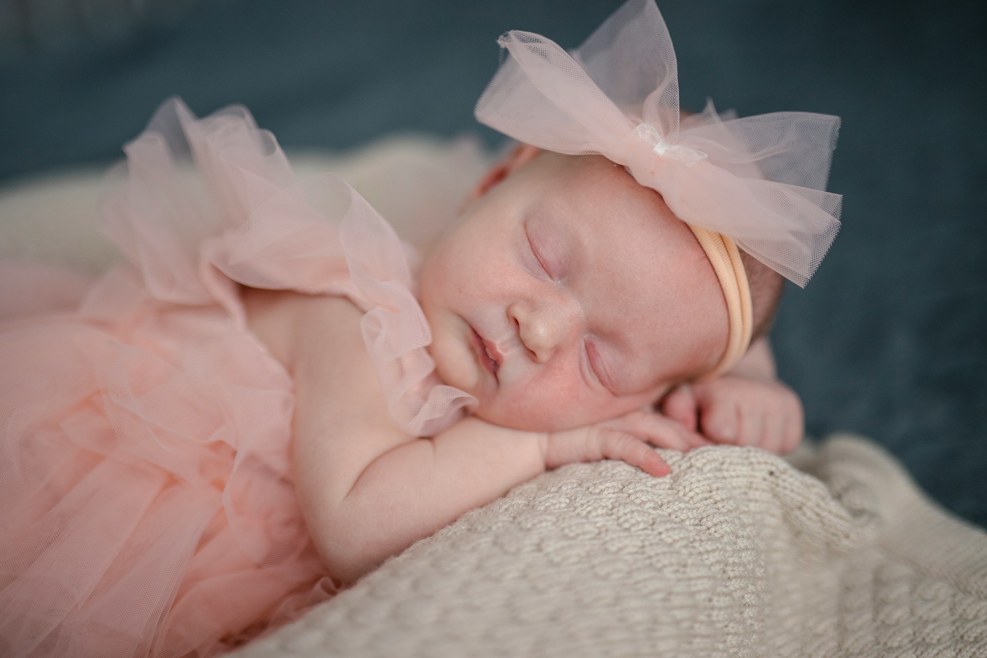 Ein bezauberndes kleines Mädchen, das fest schläft | Quelle: Unsplash