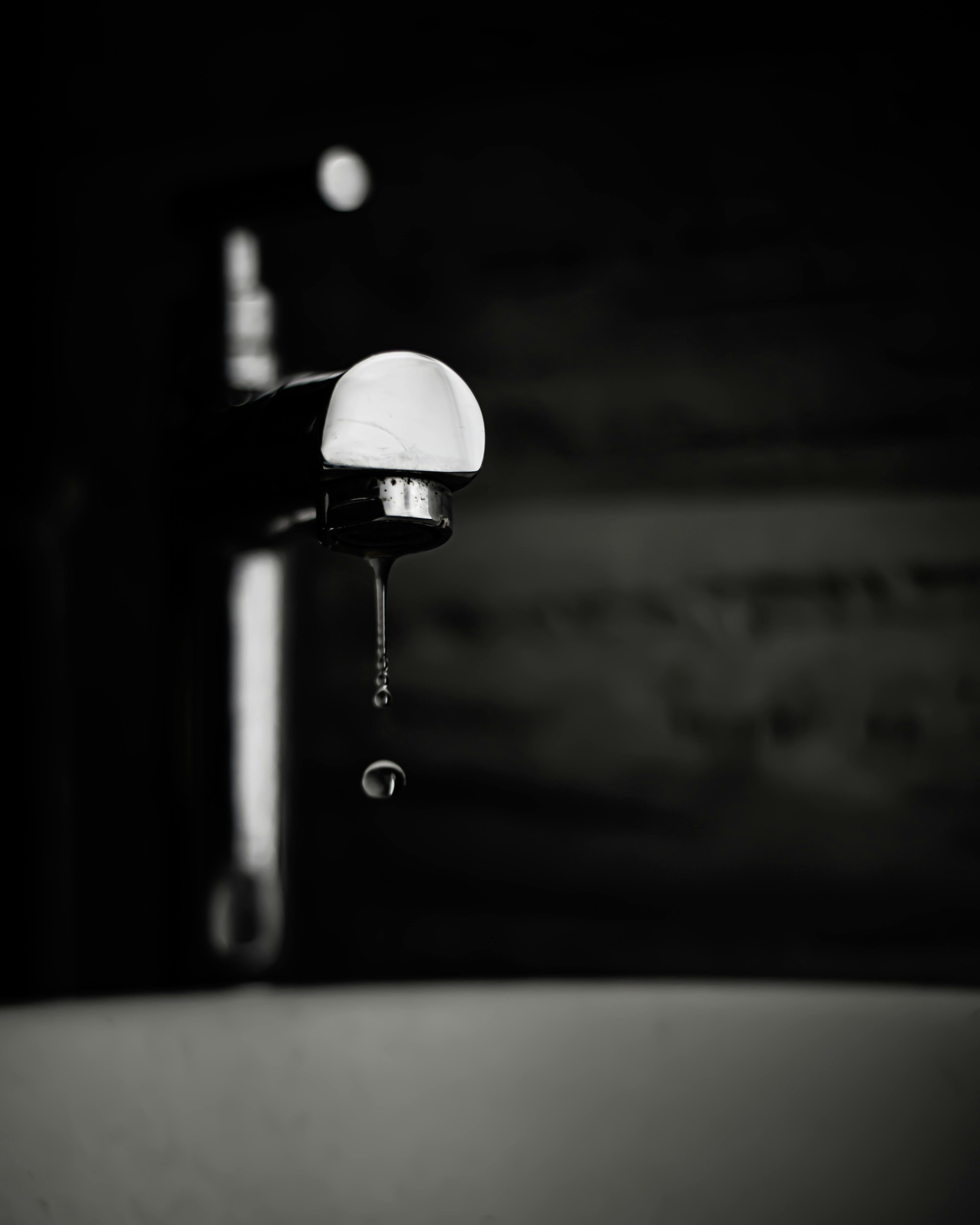 Eine Nahaufnahme eines tropfenden Wasserhahns | Quelle: Pexels