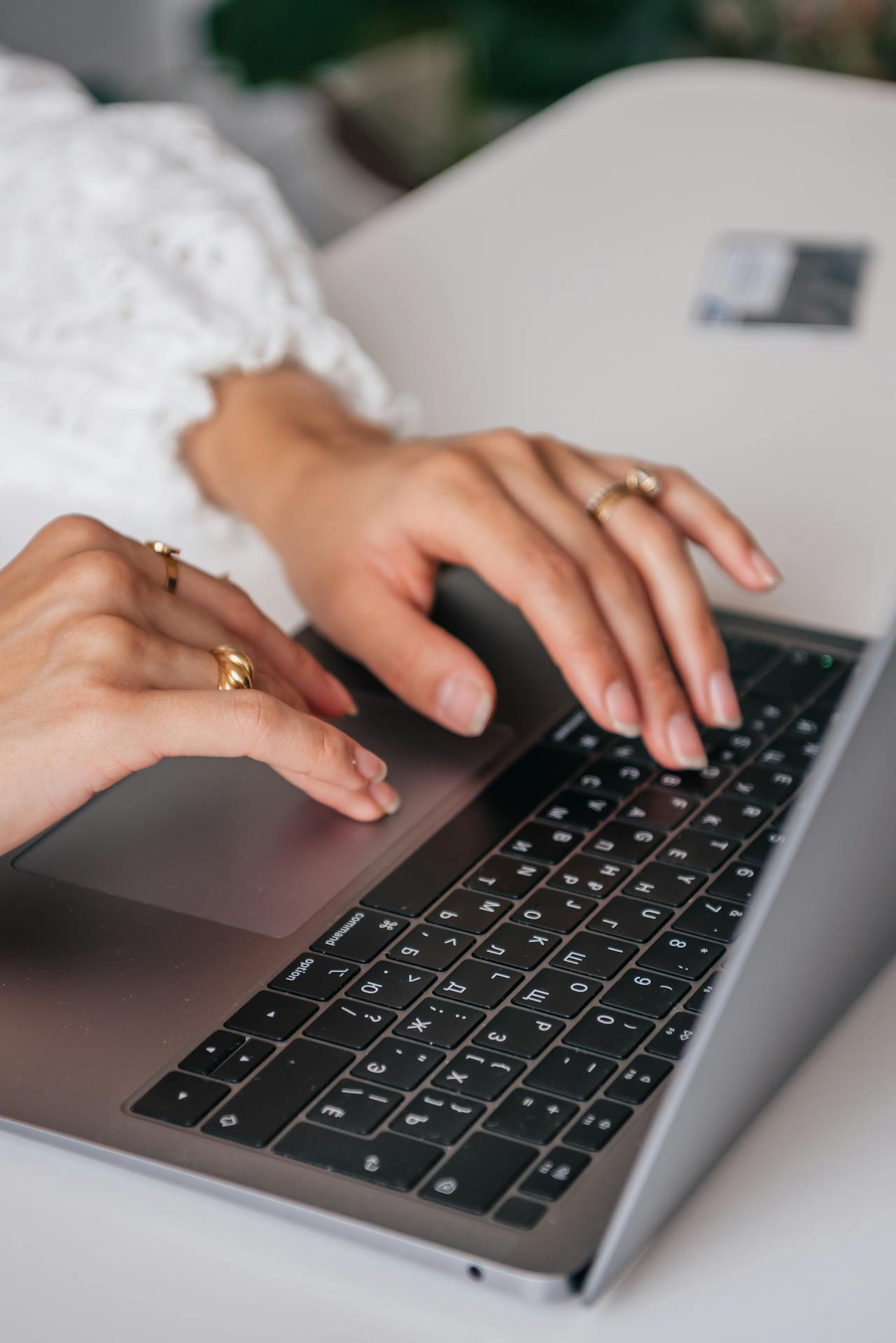 Eine Frau benutzt ihren Laptop | Quelle: Pexels