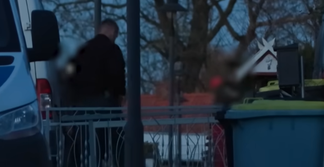 Eine Szene aus einem RTL-Video-Interview mit Dorina H., in dem zu sehen ist, wie die Verdächtige im Mordfall Fabian verhaftet wird. | Quelle: youtube.com/watch?v=0HtILDo_TUQ