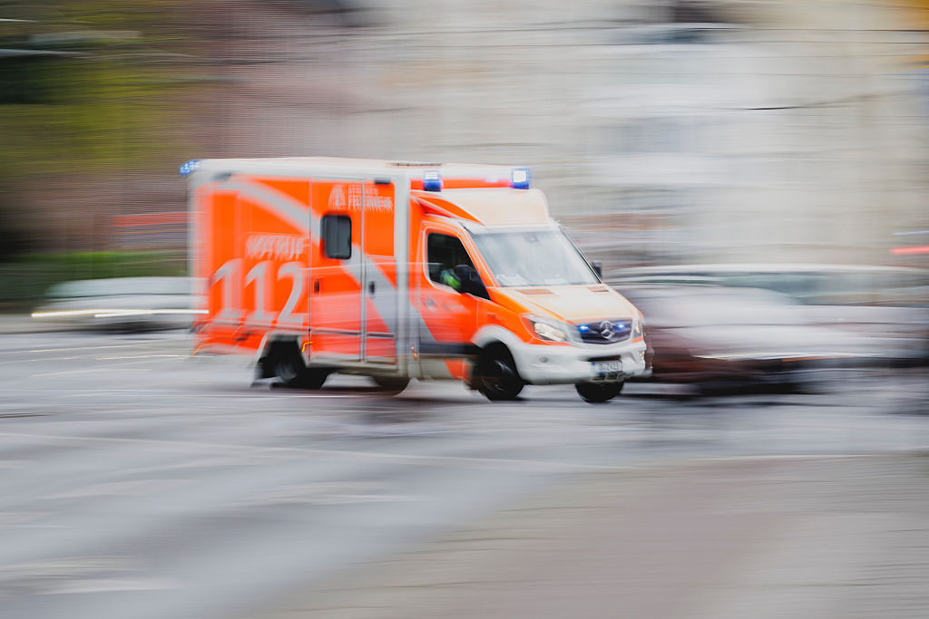 An emergency car is pictured on crossroads on April 15, 2025 in Berlin, Germany. | Quelle: Getty Images