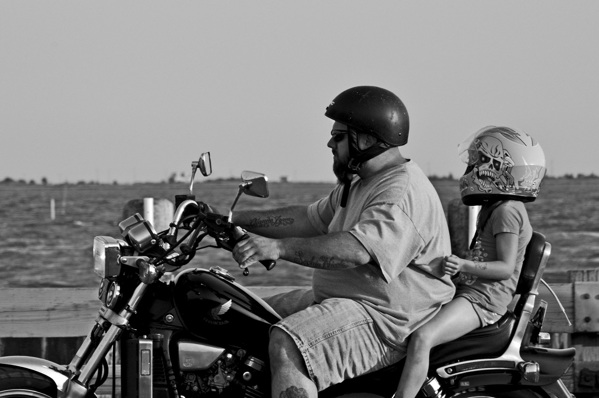 Ein Mann und ein Kind auf einem Motorrad | Quelle: Pexels