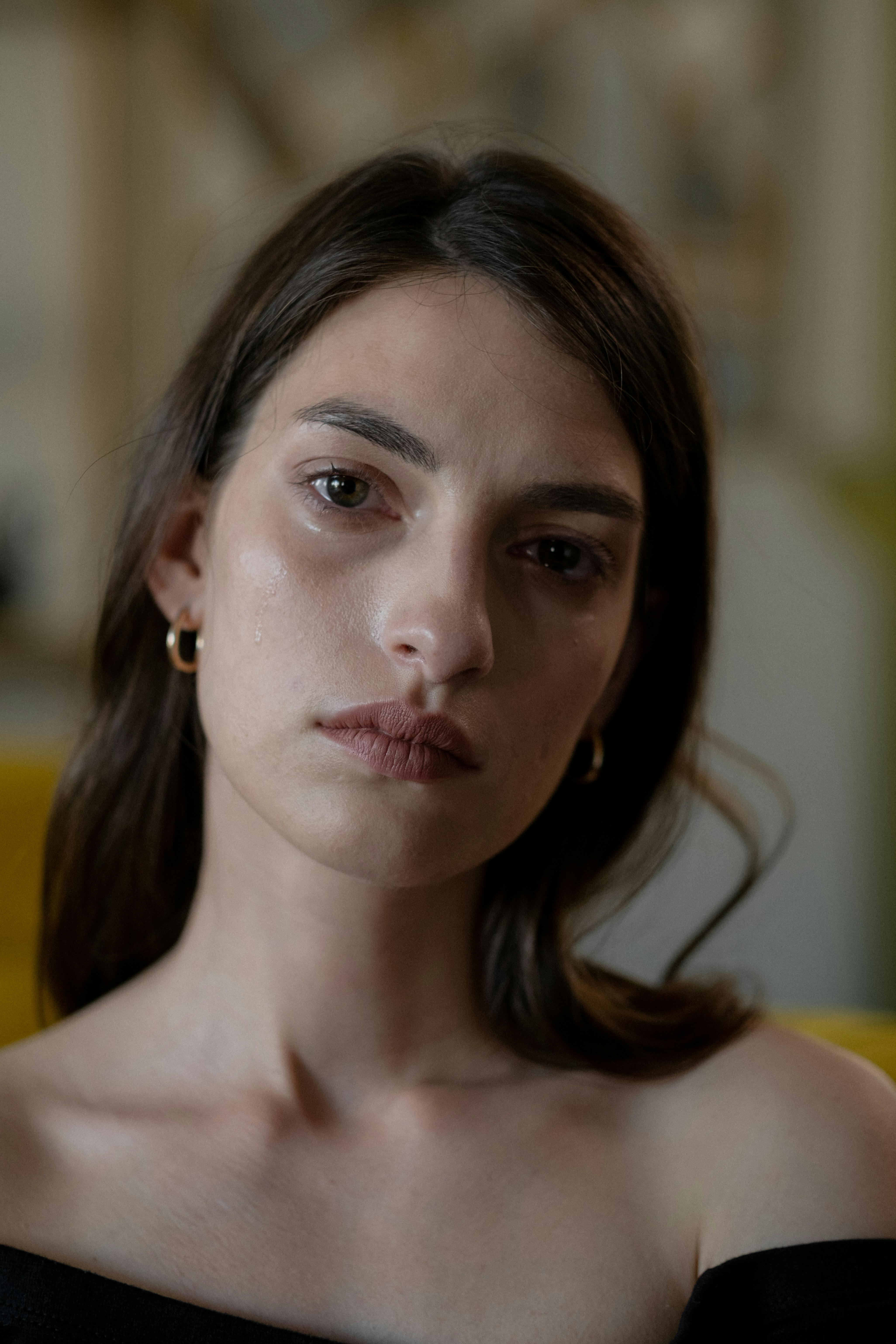 Eine traurige Frau mit Tränen in den Augen | Quelle: Pexels