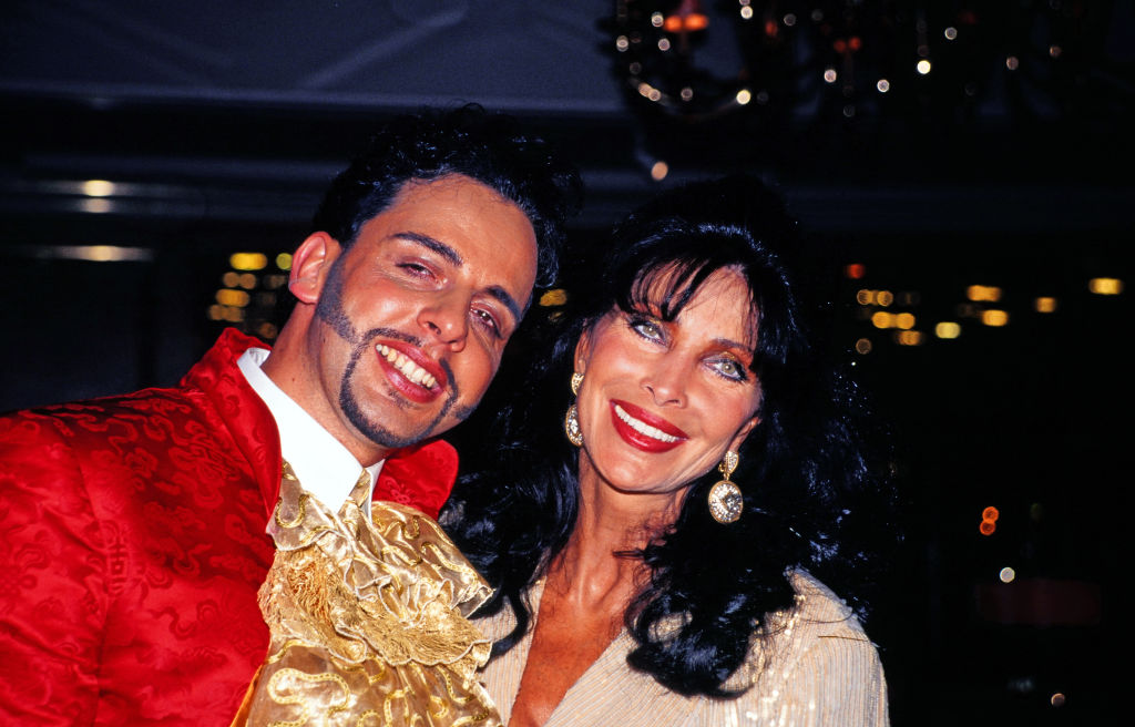 Harald Glööckler, bürgerlich Harald Glöckler, deutscher Modedesigner, mit Schlagersängerin Dunja Rajter bei seiner eigenen Modenschau, circa 1994 | Quelle: Getty Images