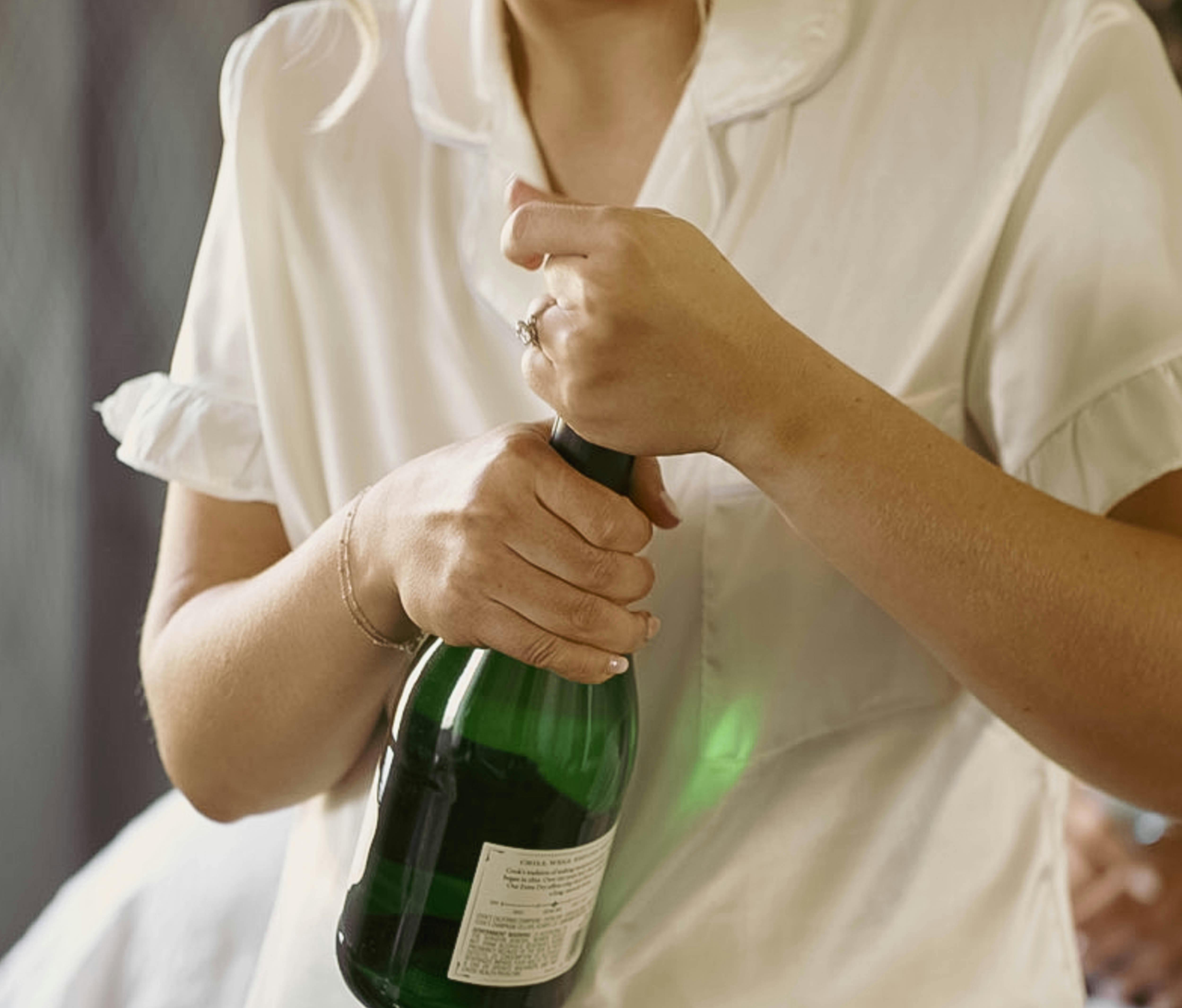 Eine Person hält eine Flasche Champagner | Quelle: Pexels