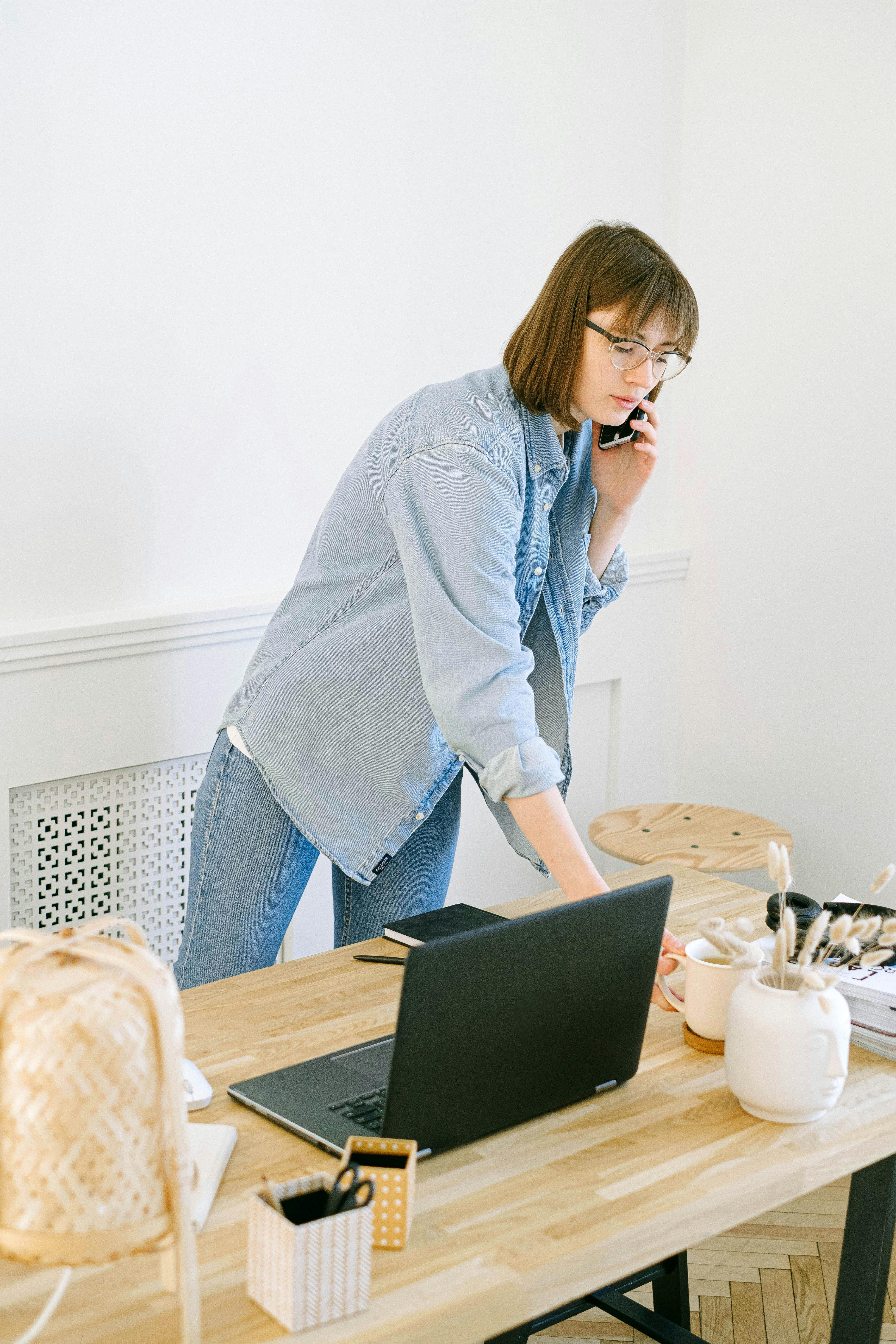 Frau spricht am Telefon | Quelle: Pexels