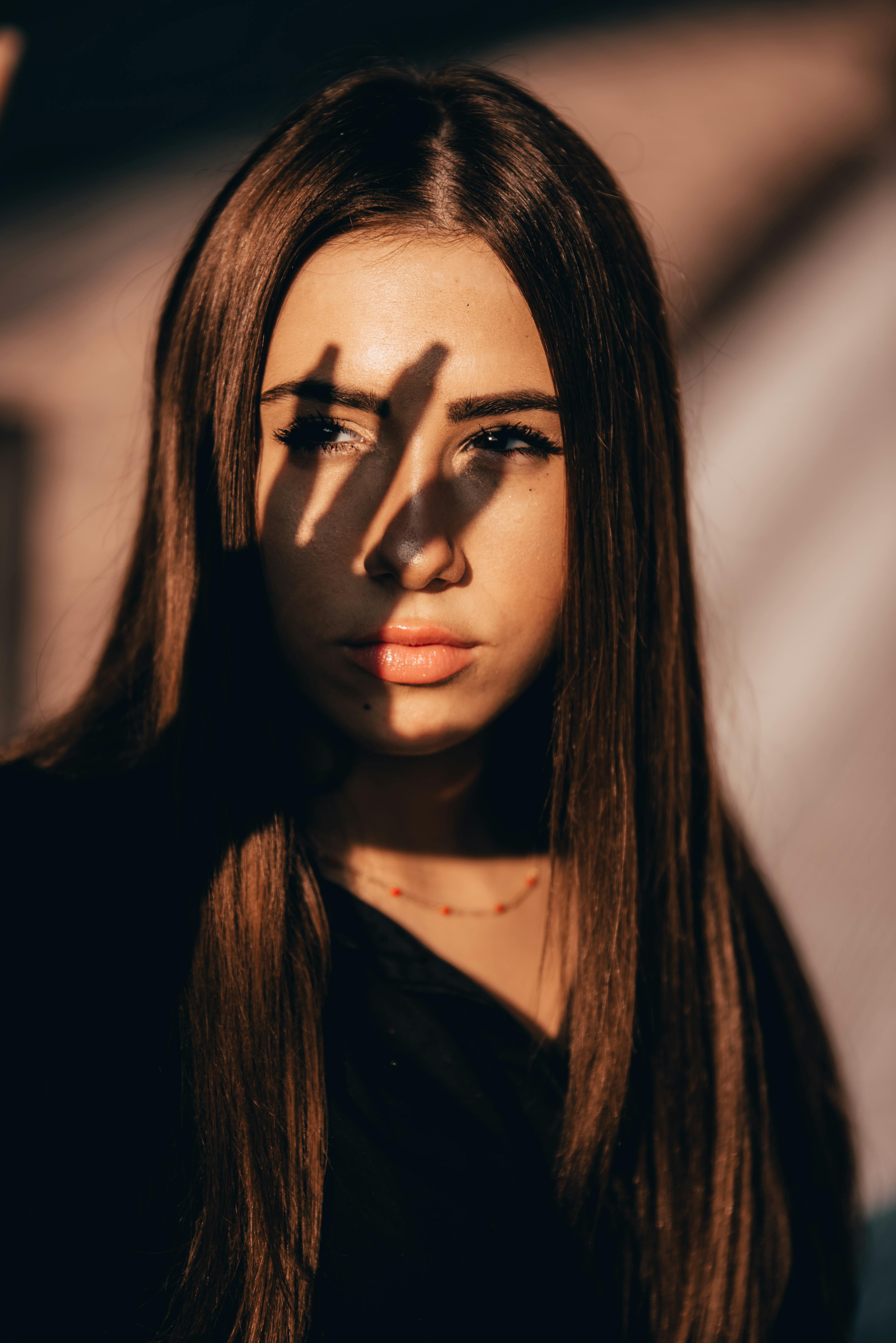 Eine Frau, die blinzelt | Quelle: Pexels