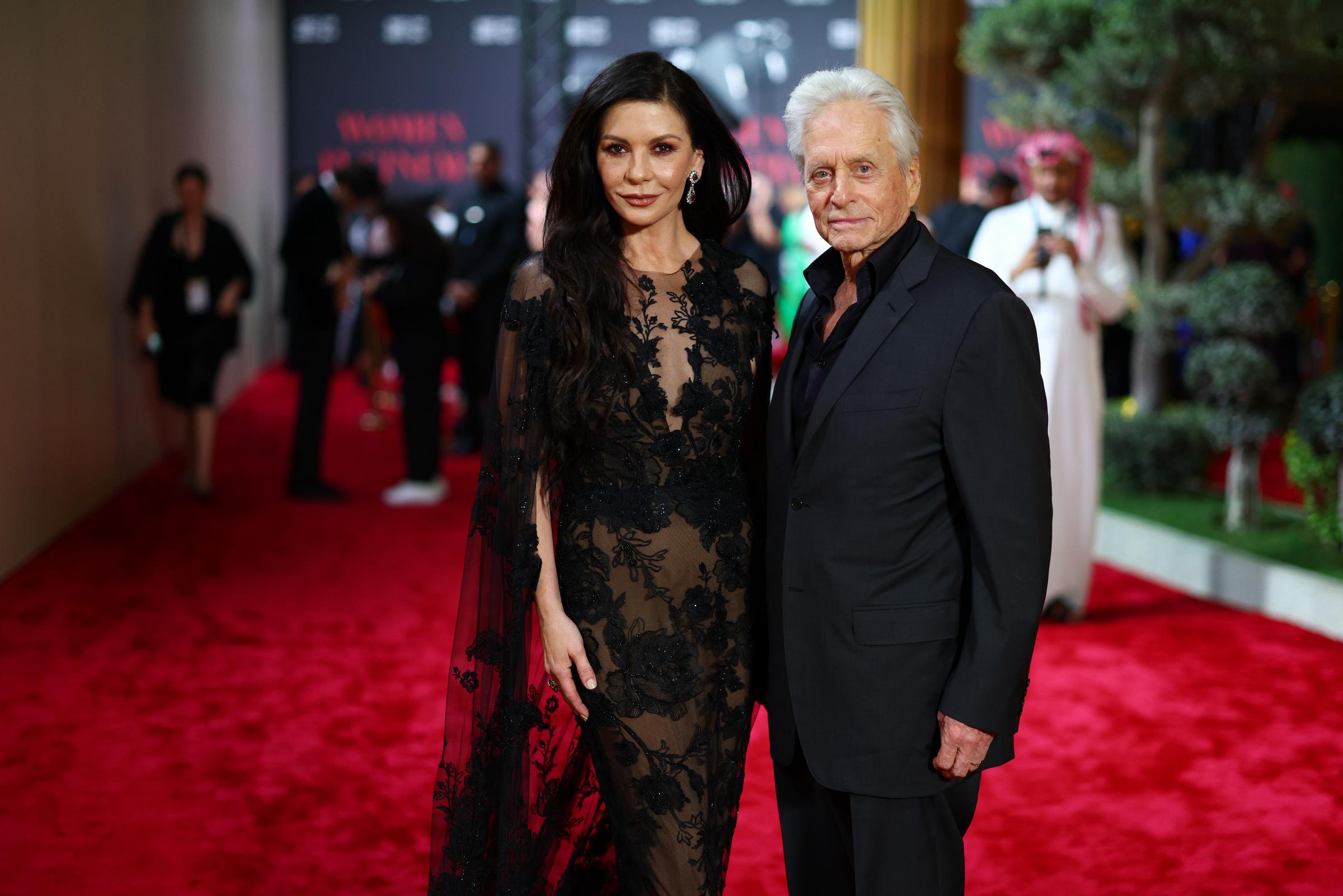 Catherine Zeta-Jones und Michael Douglas nehmen am 6. Dezember 2024 in Dschidda, Saudi-Arabien, an der Veranstaltung „Women In Cinema“ im Rahmen des Red Sea International Film Festivals im Jeddah Yacht Club teil. | Quelle: Getty Images