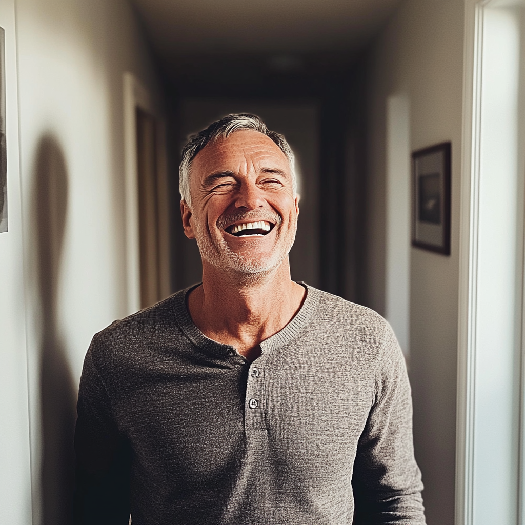 Ein lachender älterer Mann | Quelle: Midjourney